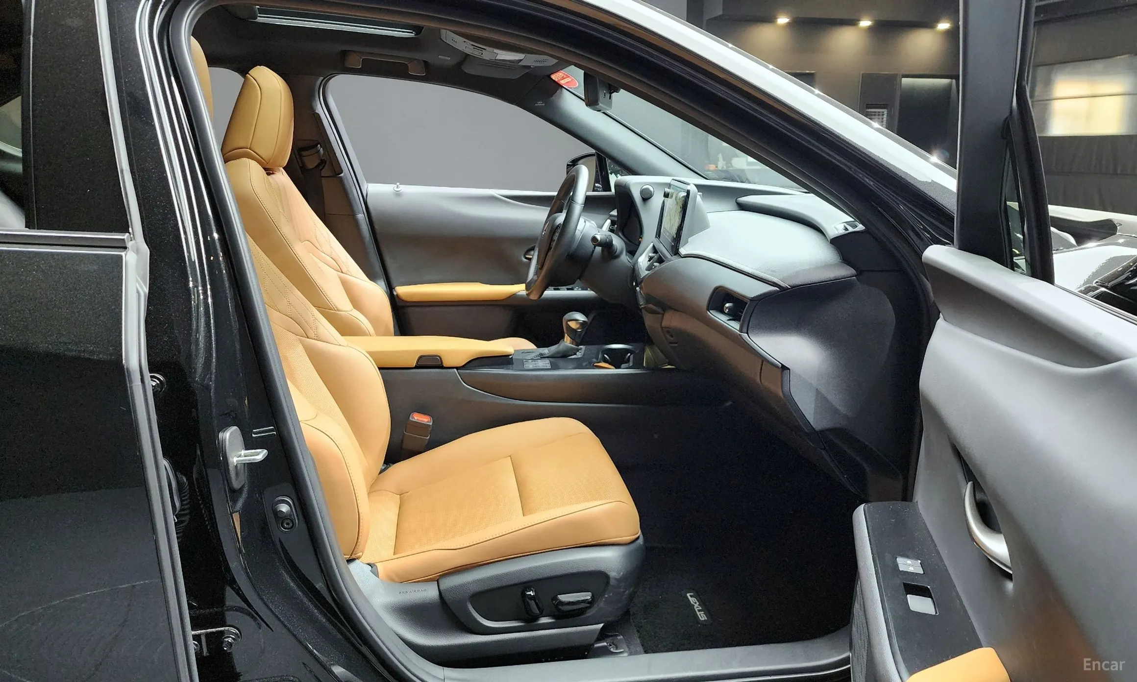 Lexus UX250h превью 10