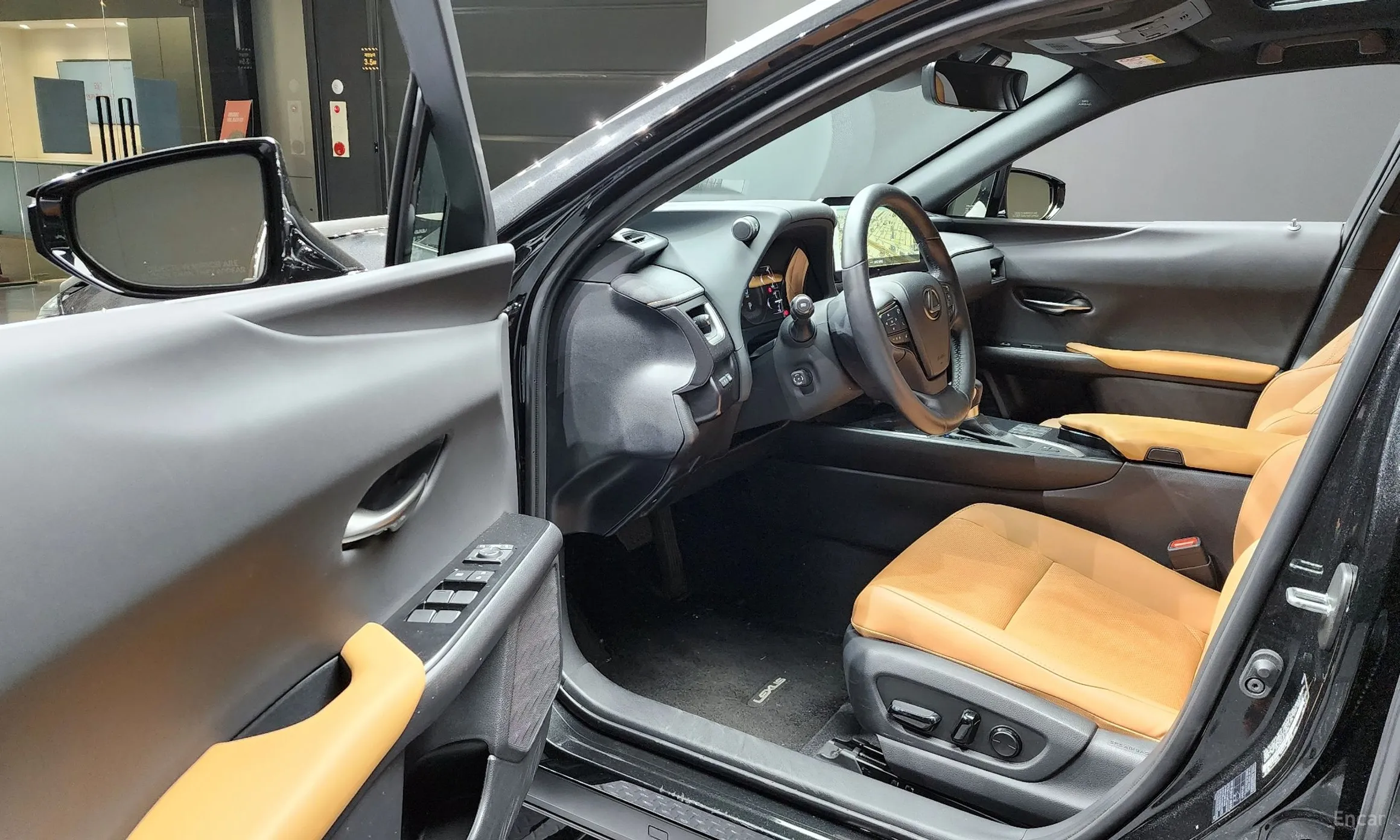 Lexus UX250h превью 11
