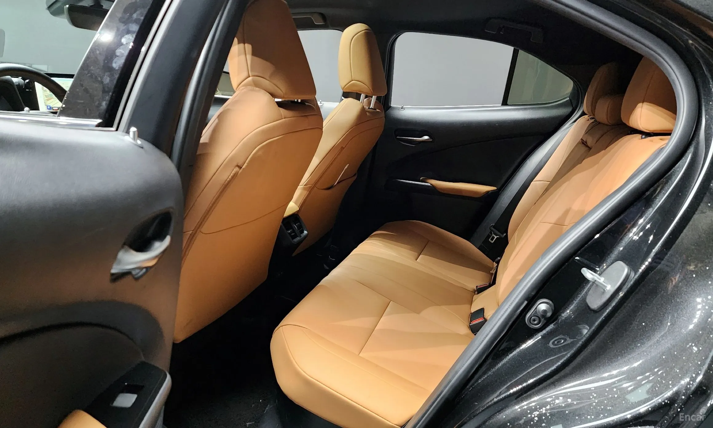 Lexus UX250h превью 12