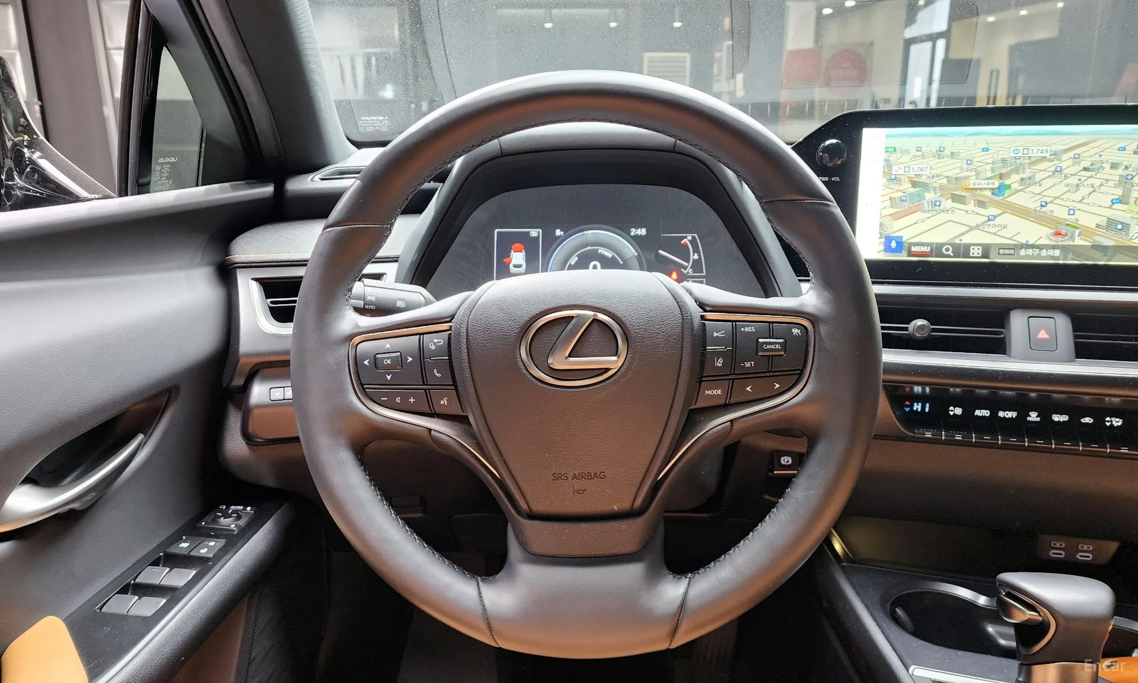 Lexus UX250h превью 14