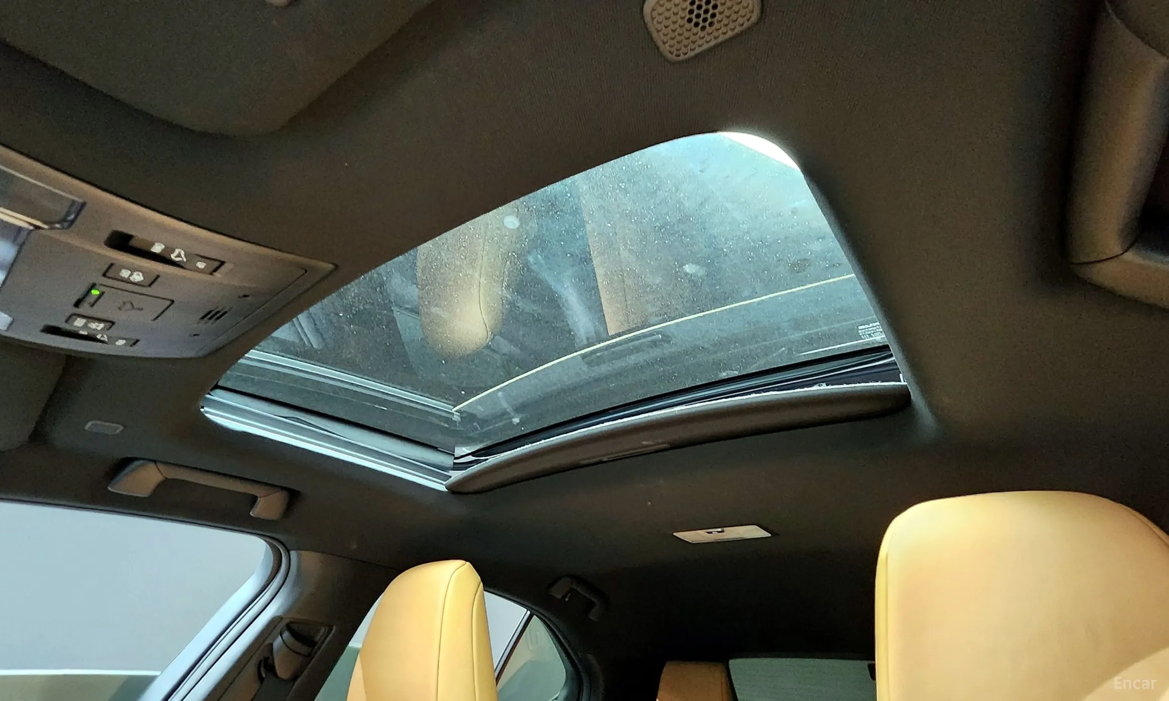 Lexus UX250h превью 17