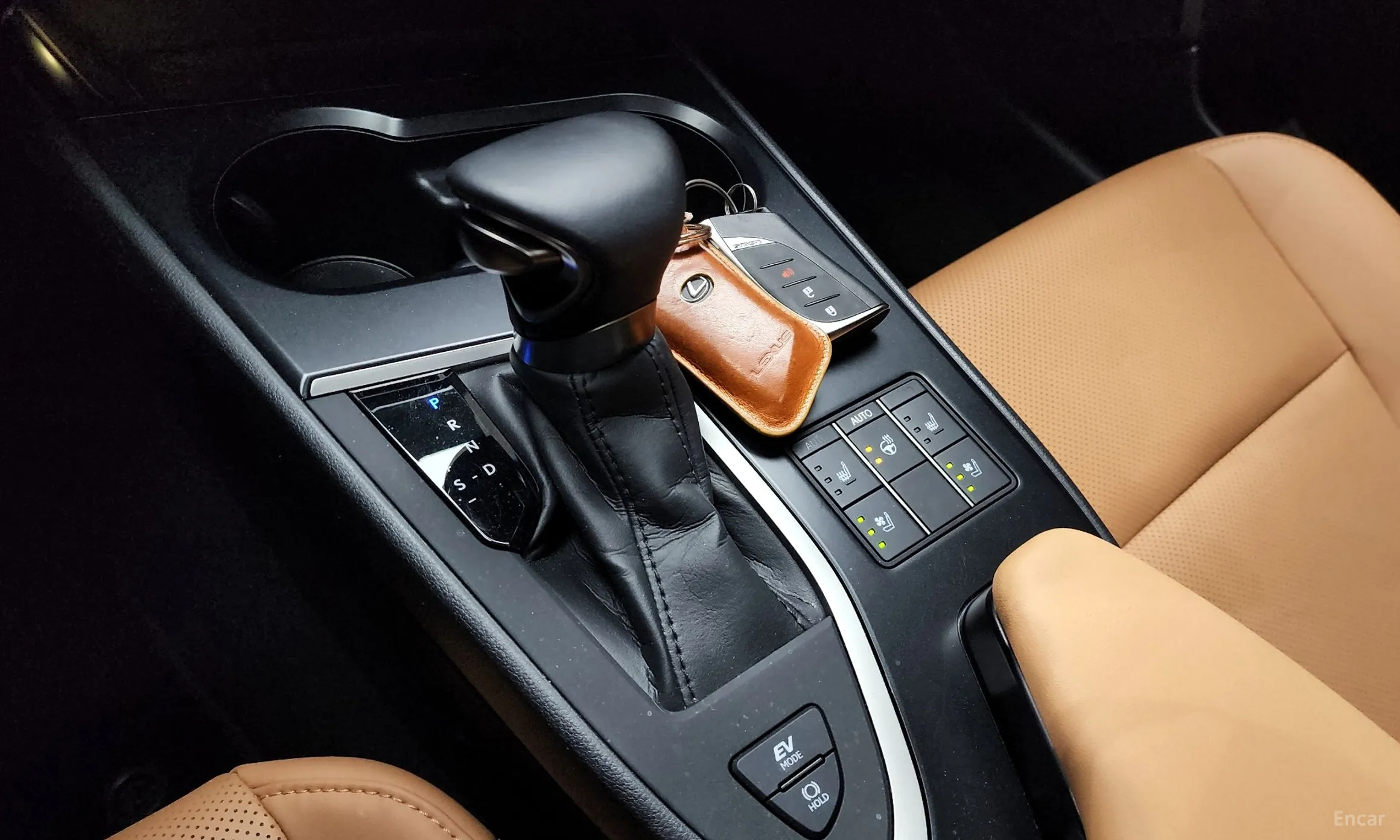 Lexus UX250h превью 9