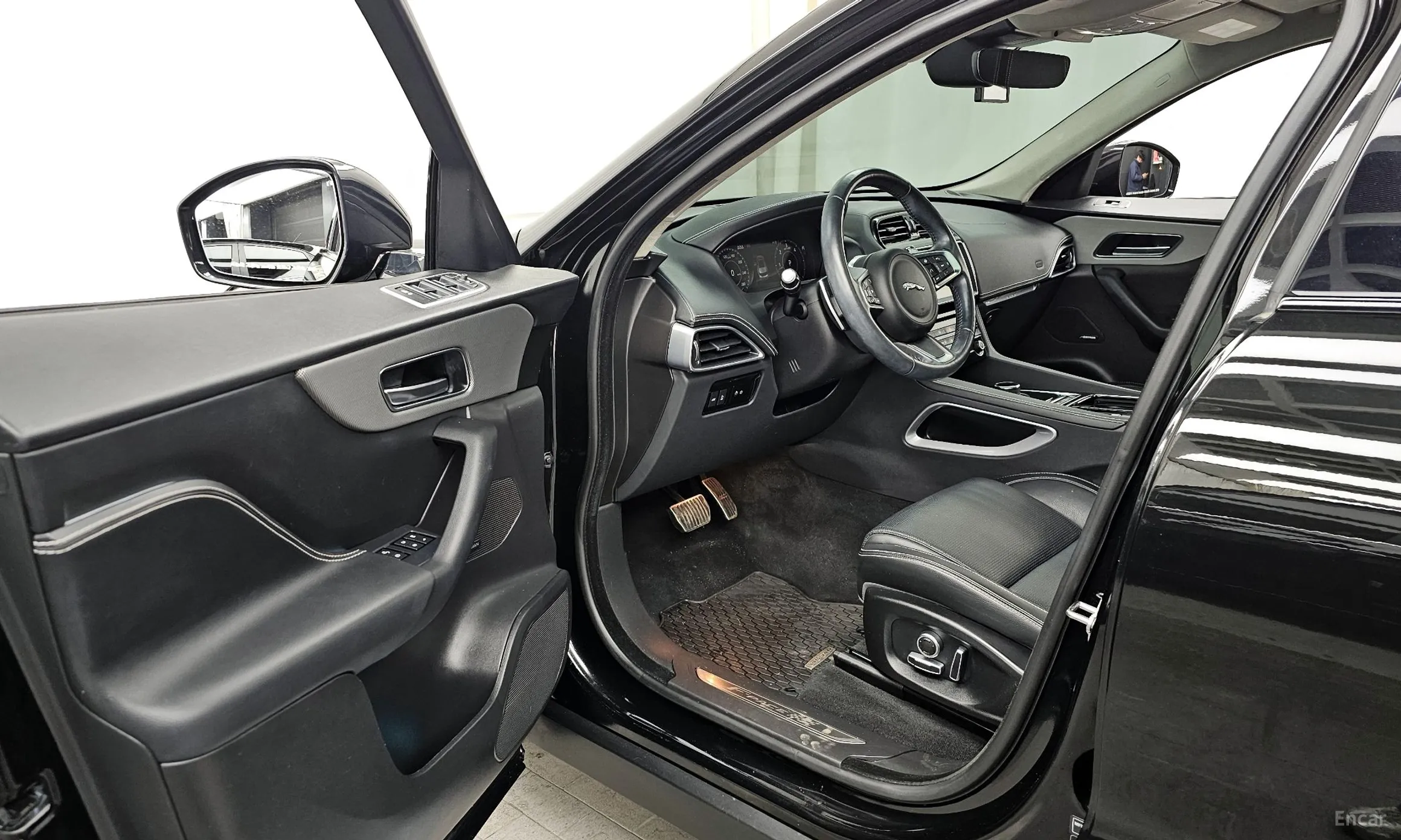 Jaguar F-PACE превью 10