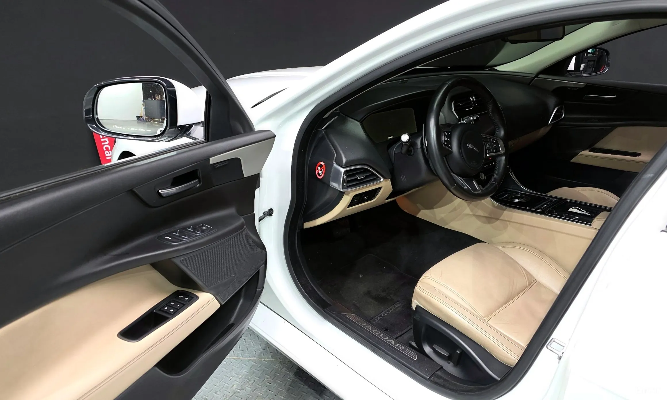 Jaguar XE превью 10