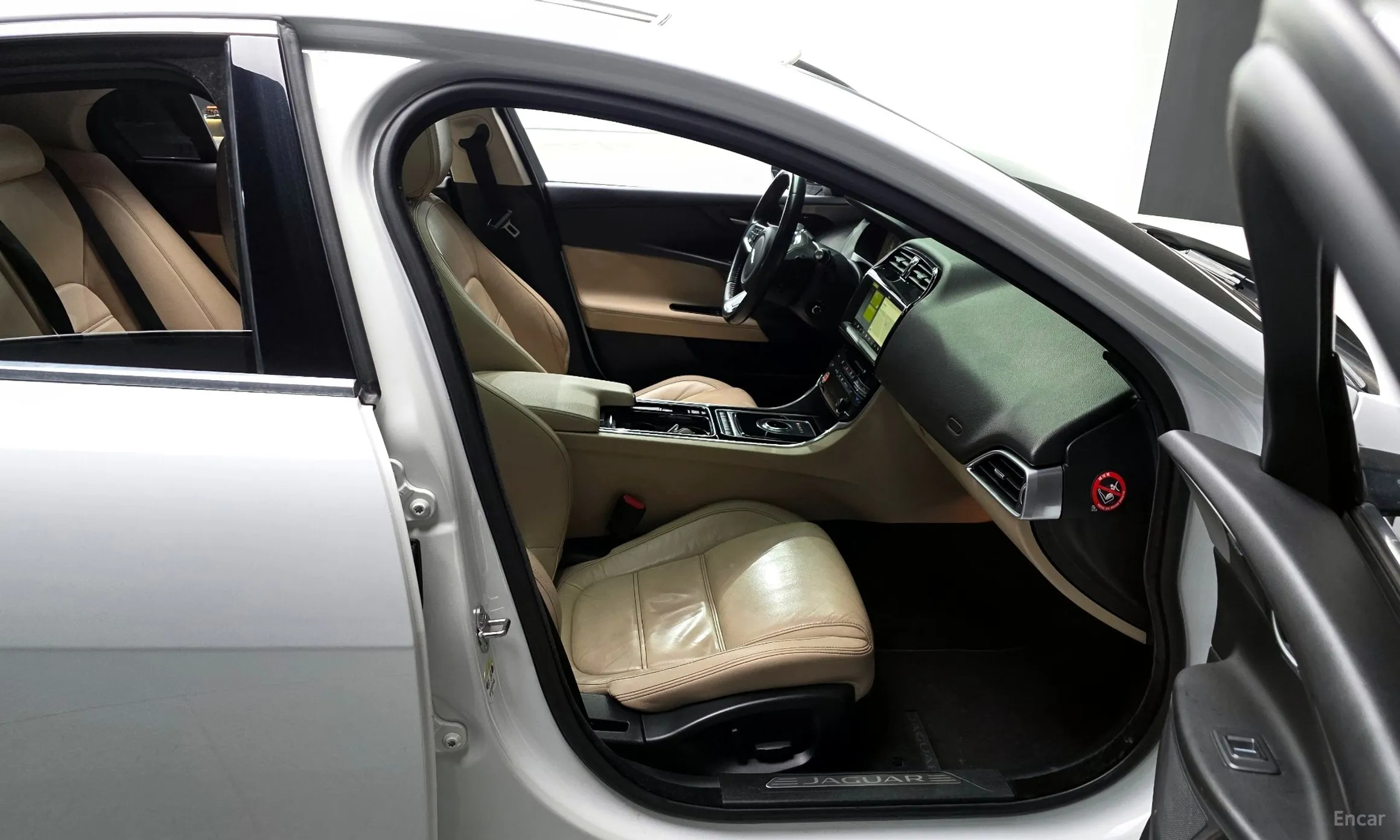 Jaguar XE превью 11