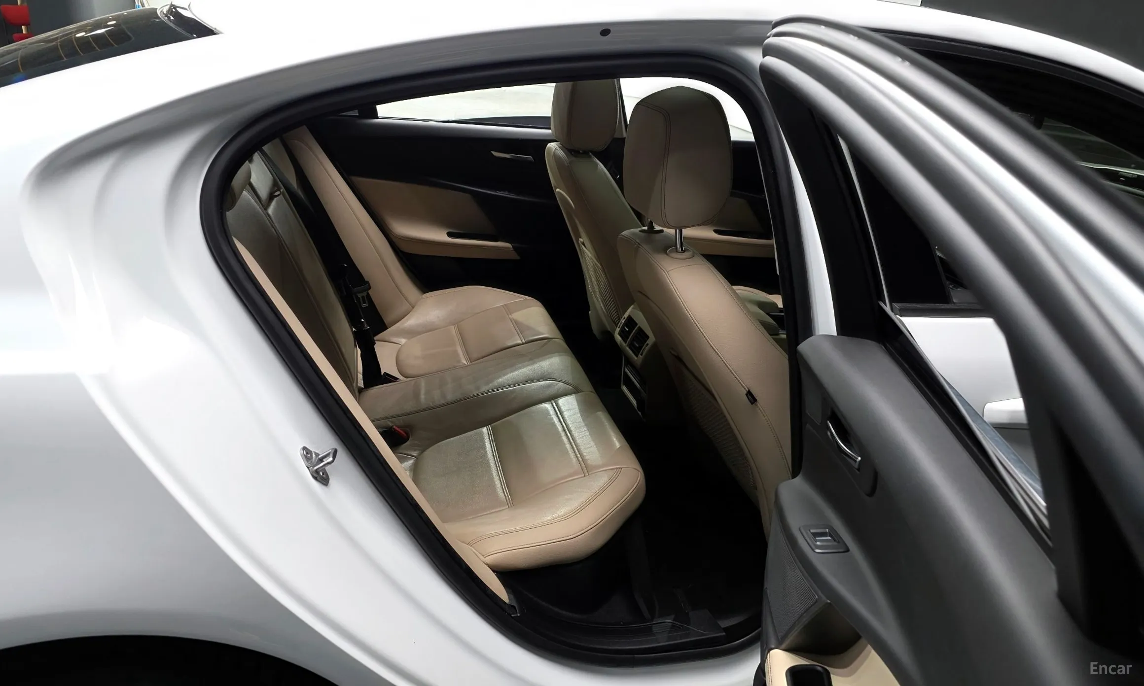 Jaguar XE превью 12