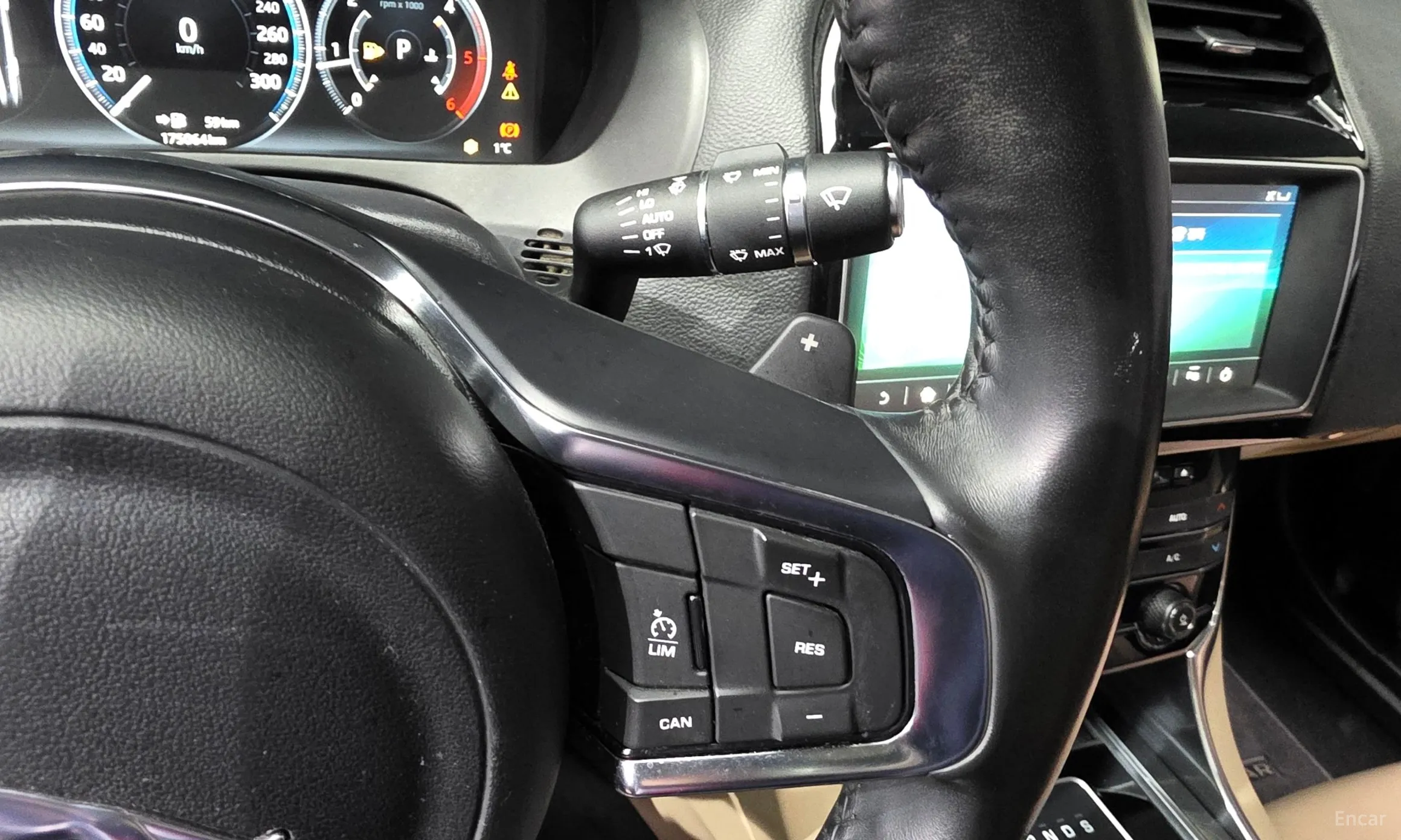 Jaguar XE превью 17