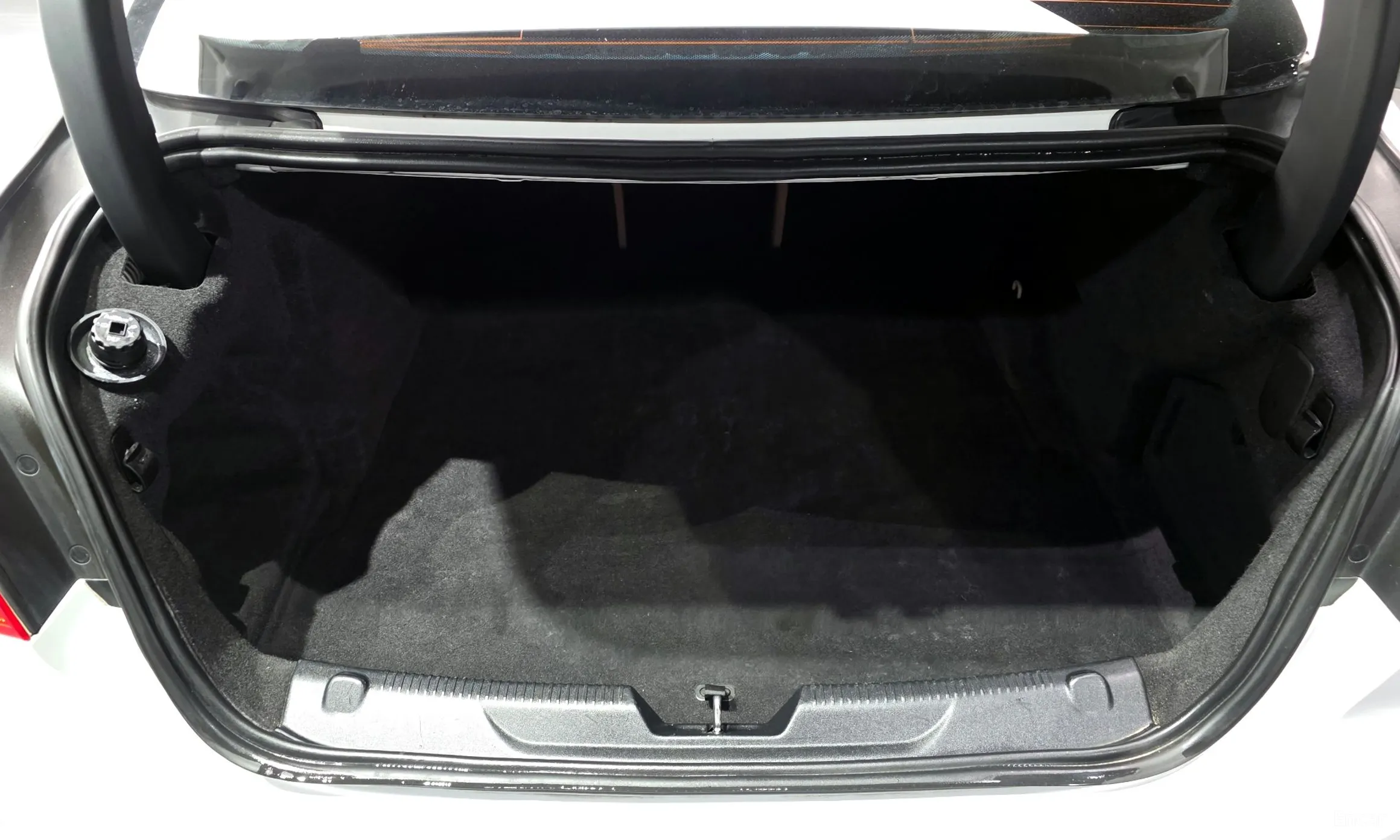 Jaguar XE превью 20