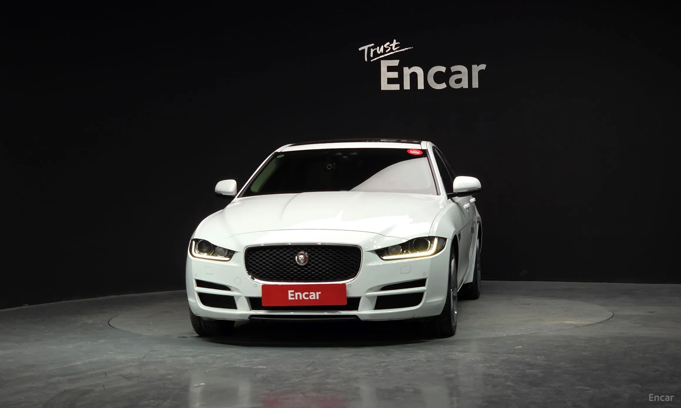 Jaguar XE превью 3