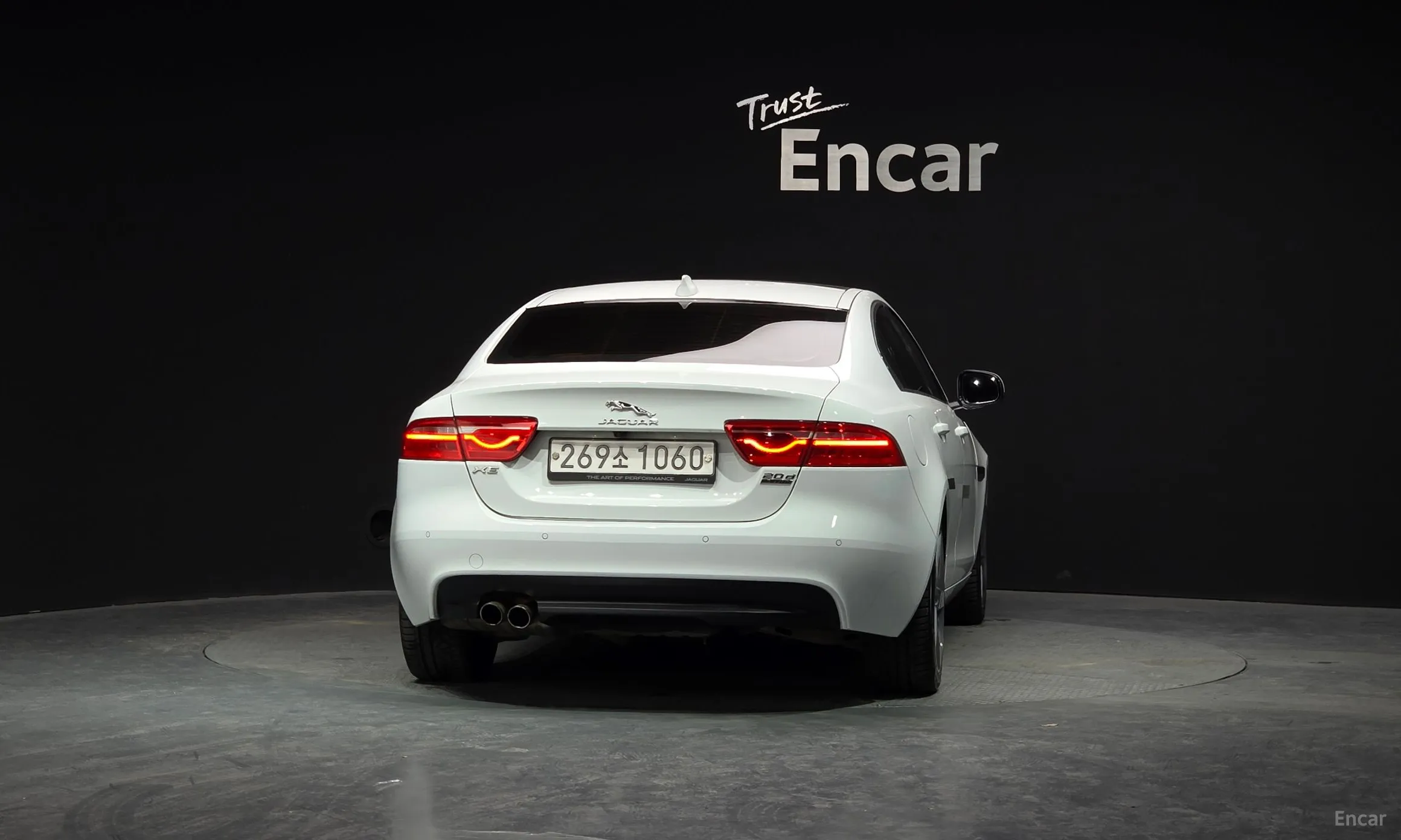 Jaguar XE превью 4