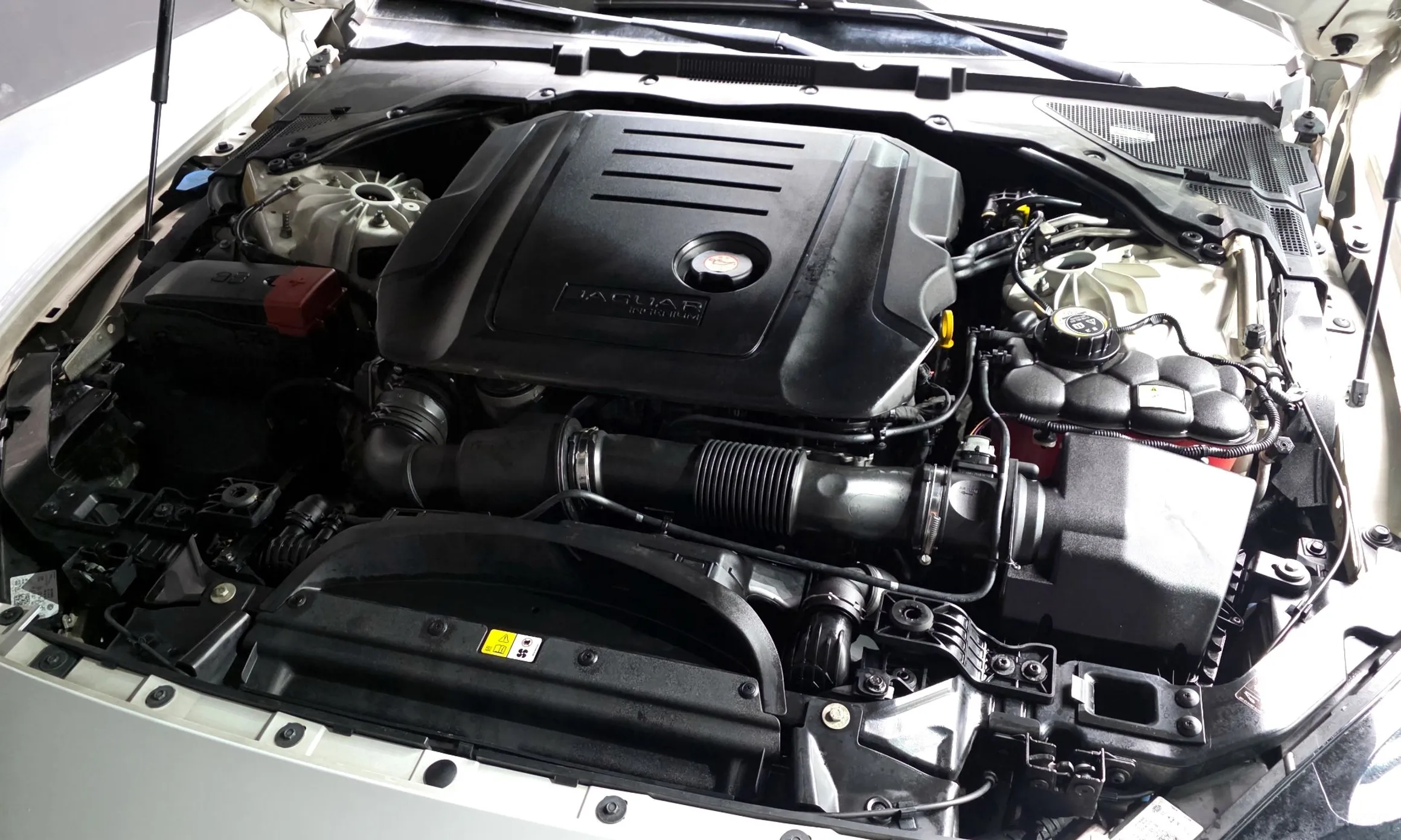 Jaguar XE превью 6