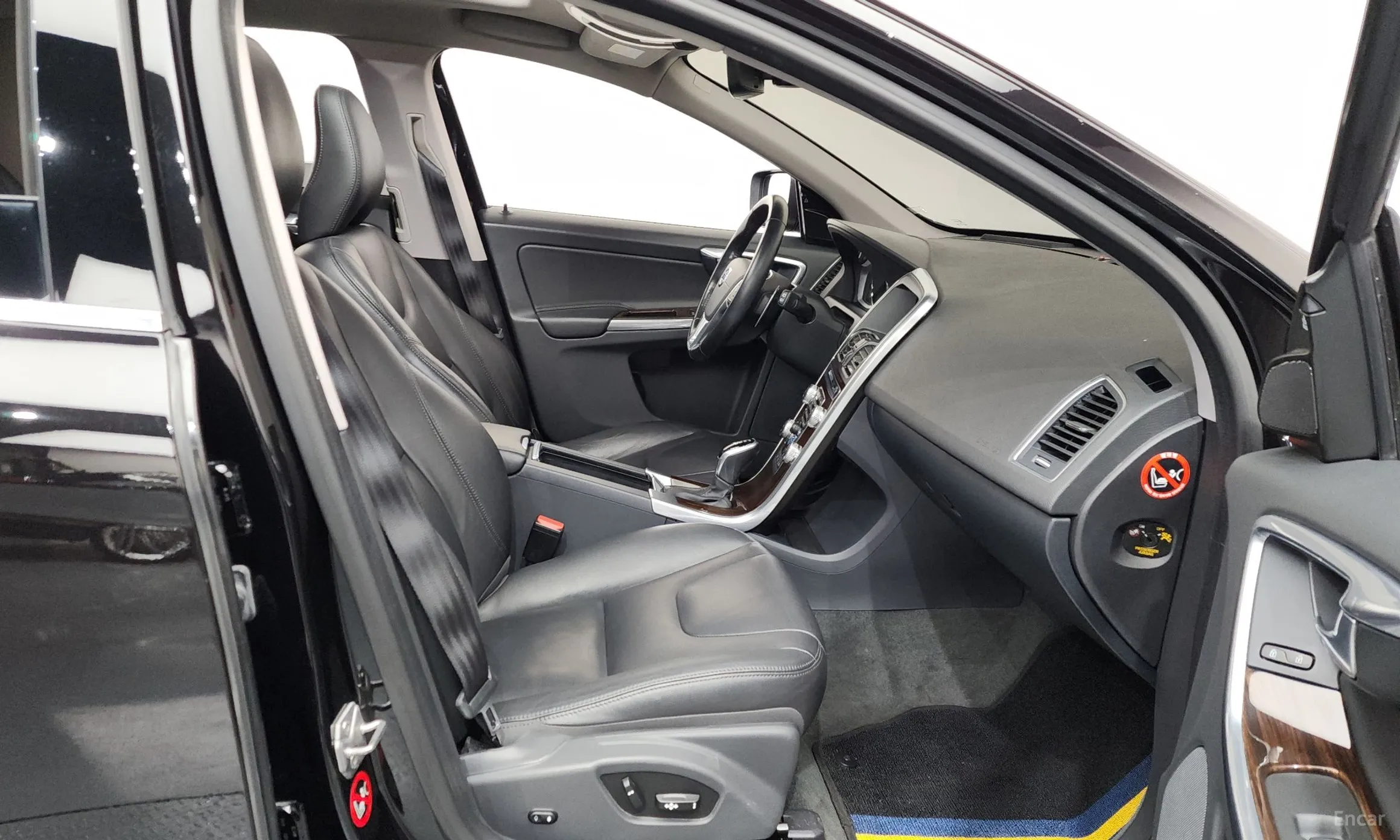 Volvo XC60 превью 11