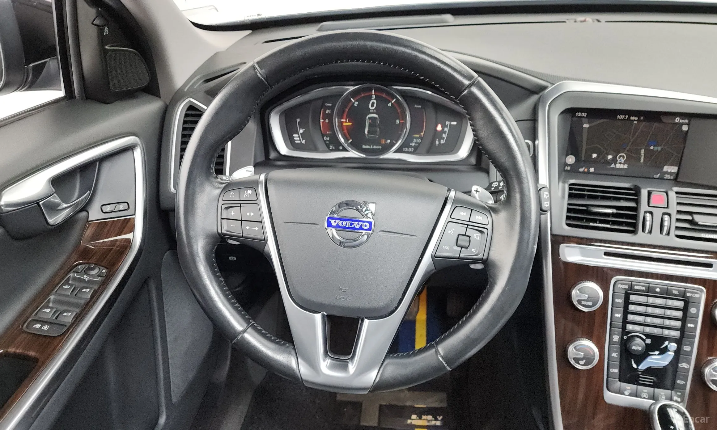 Volvo XC60 превью 13
