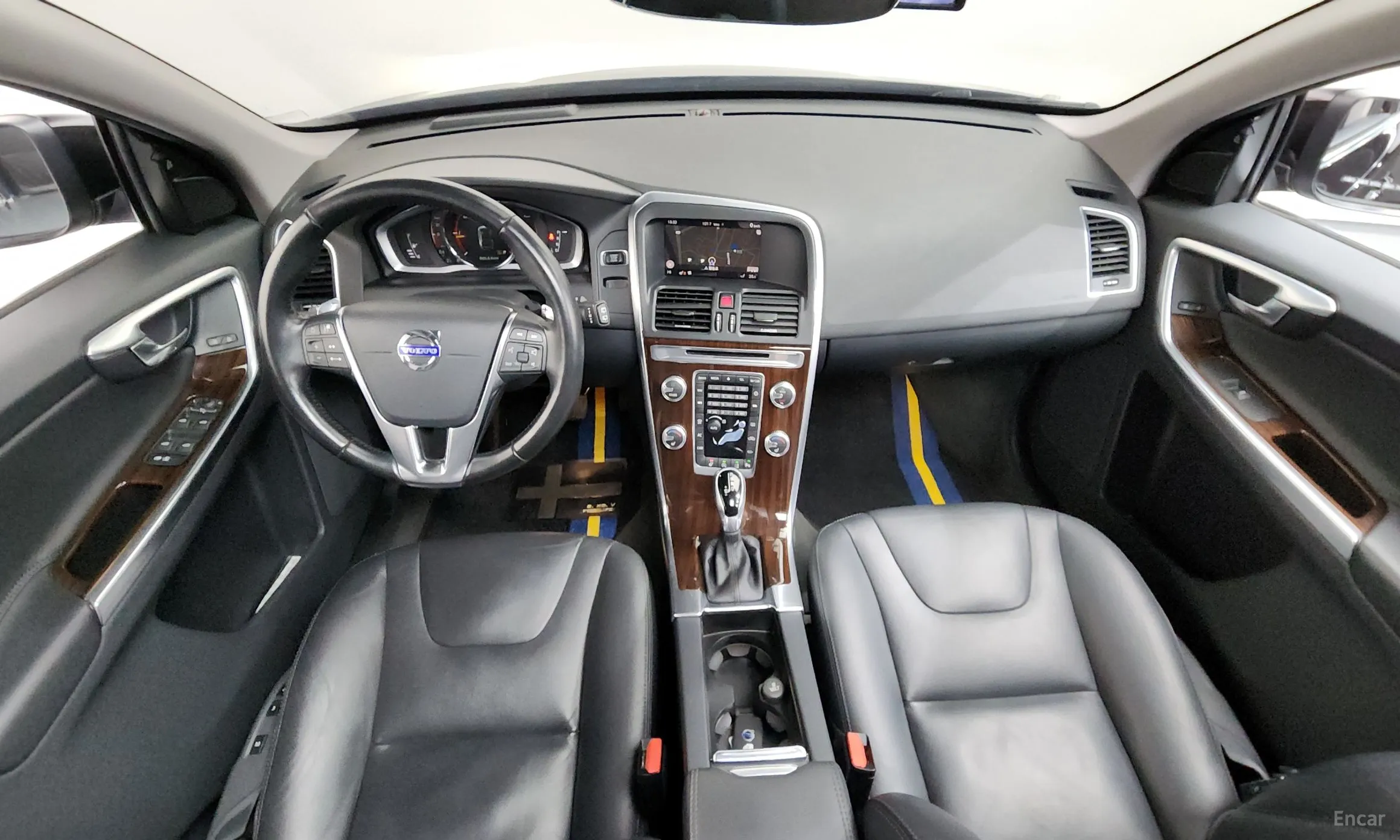 Volvo XC60 превью 7