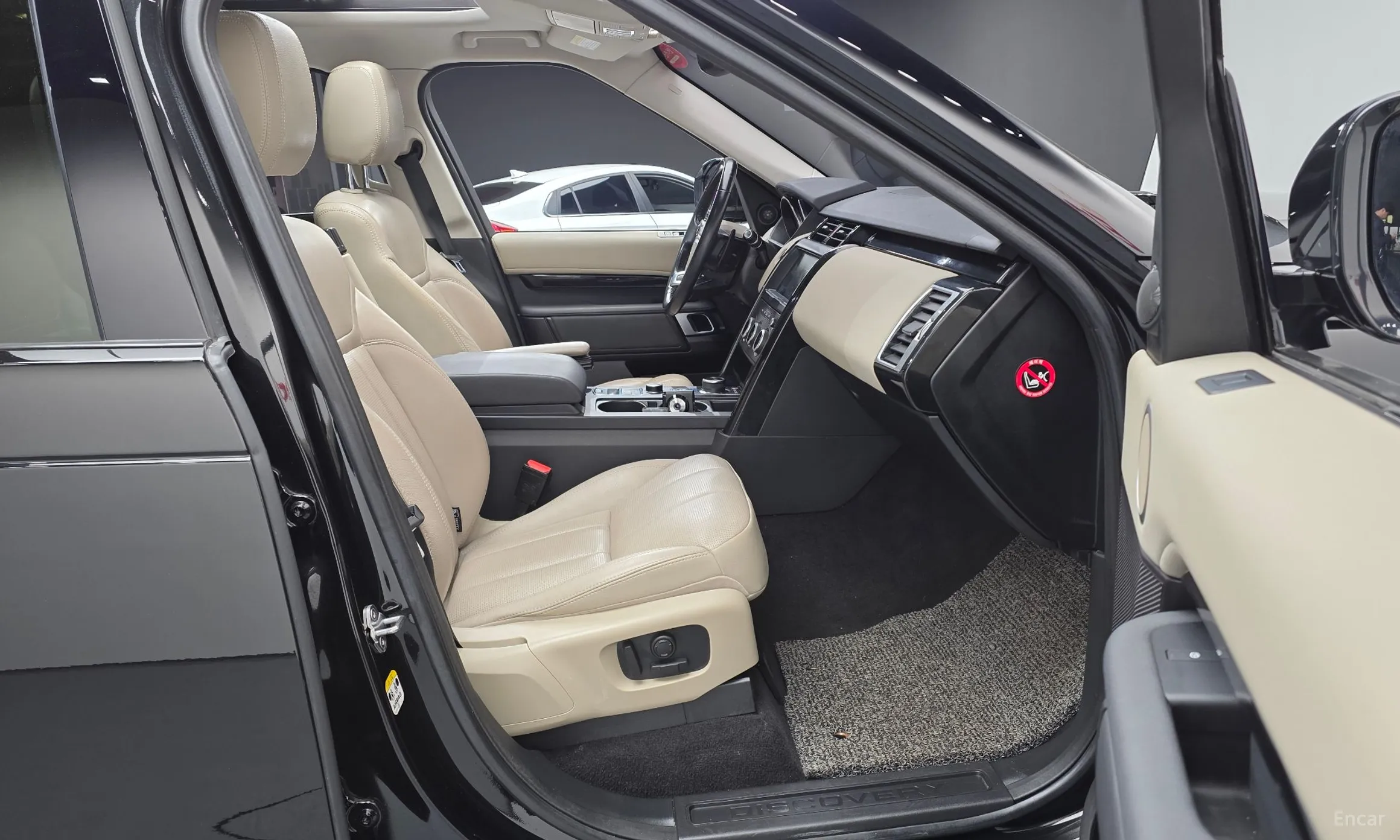 Land Rover Discovery 5 превью 10