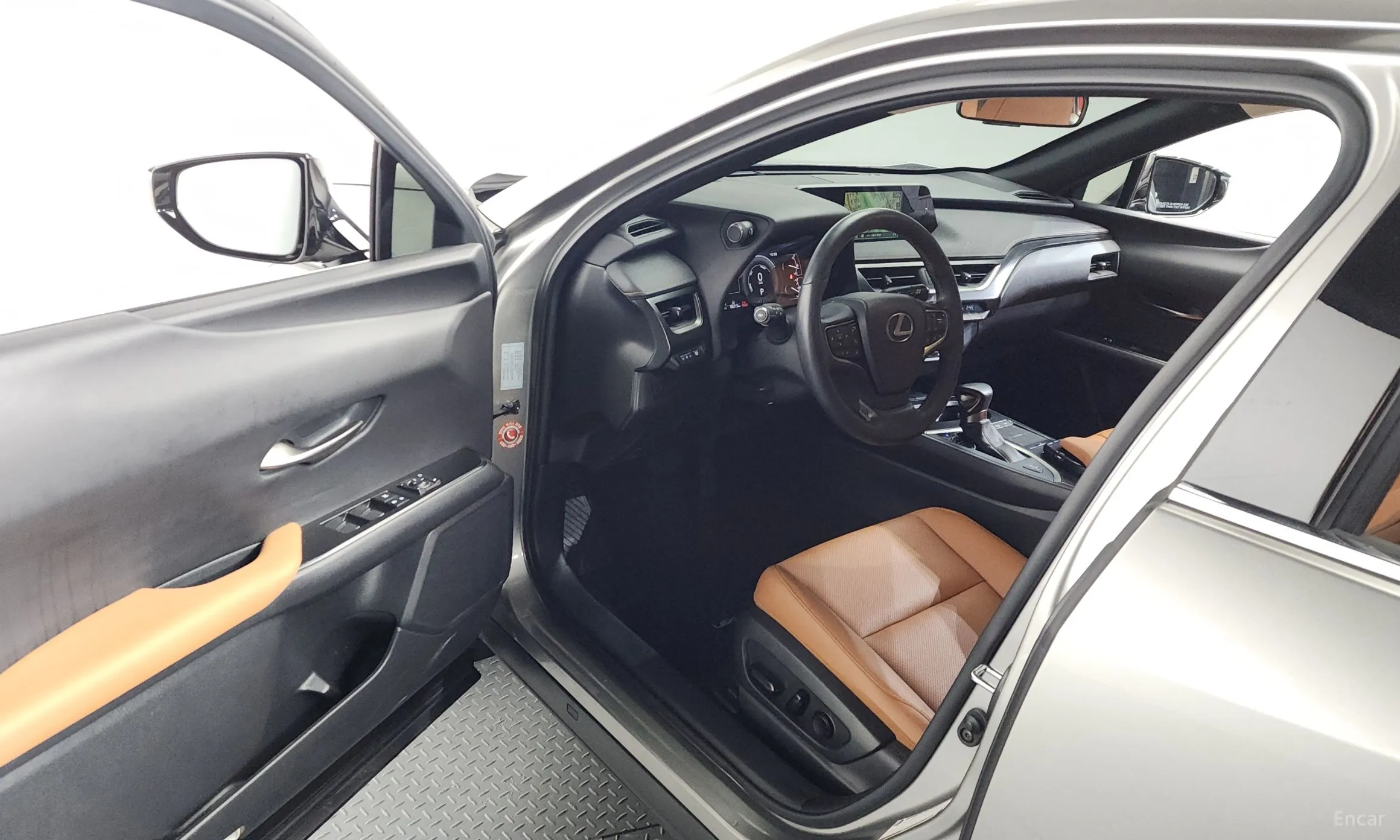 Lexus UX250h превью 10