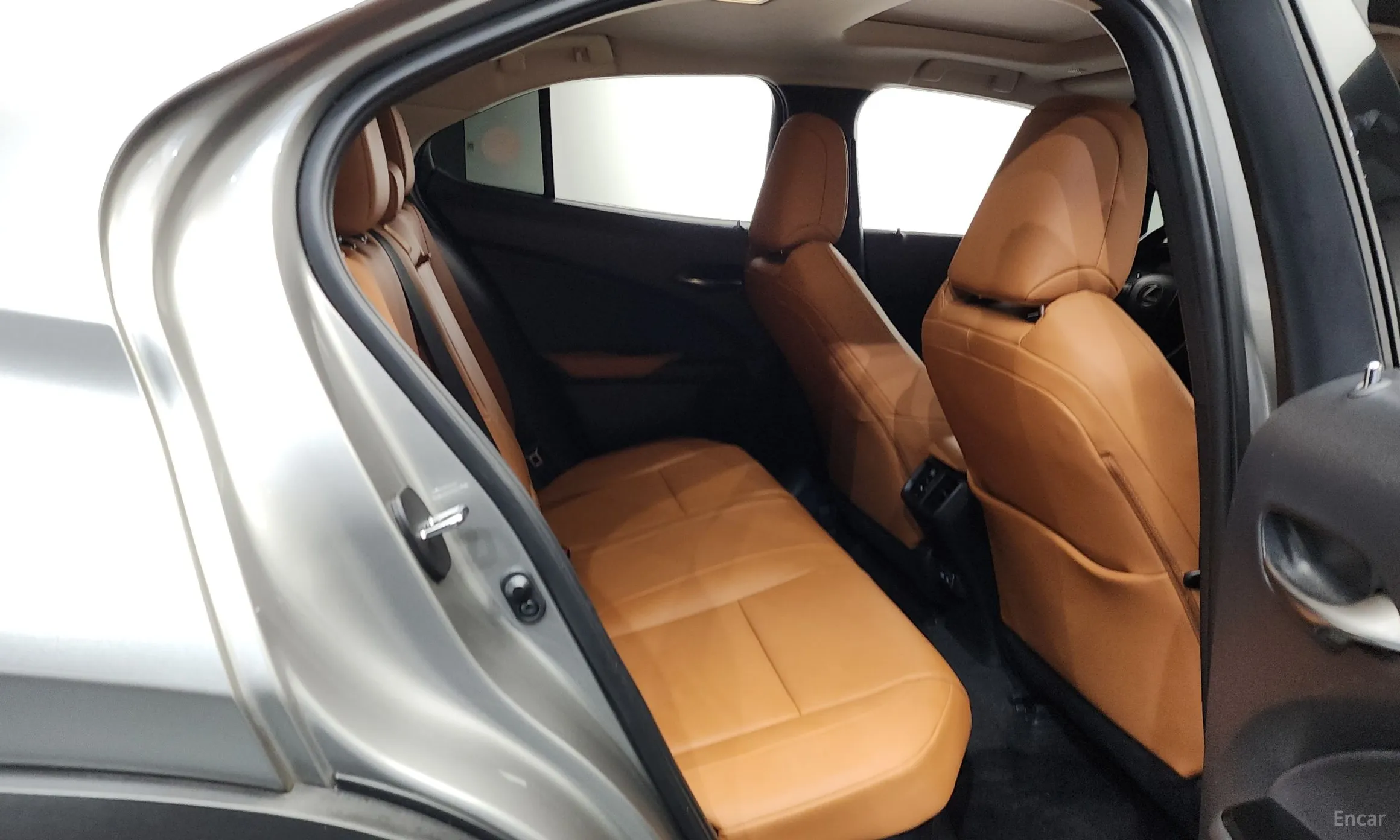 Lexus UX250h превью 12