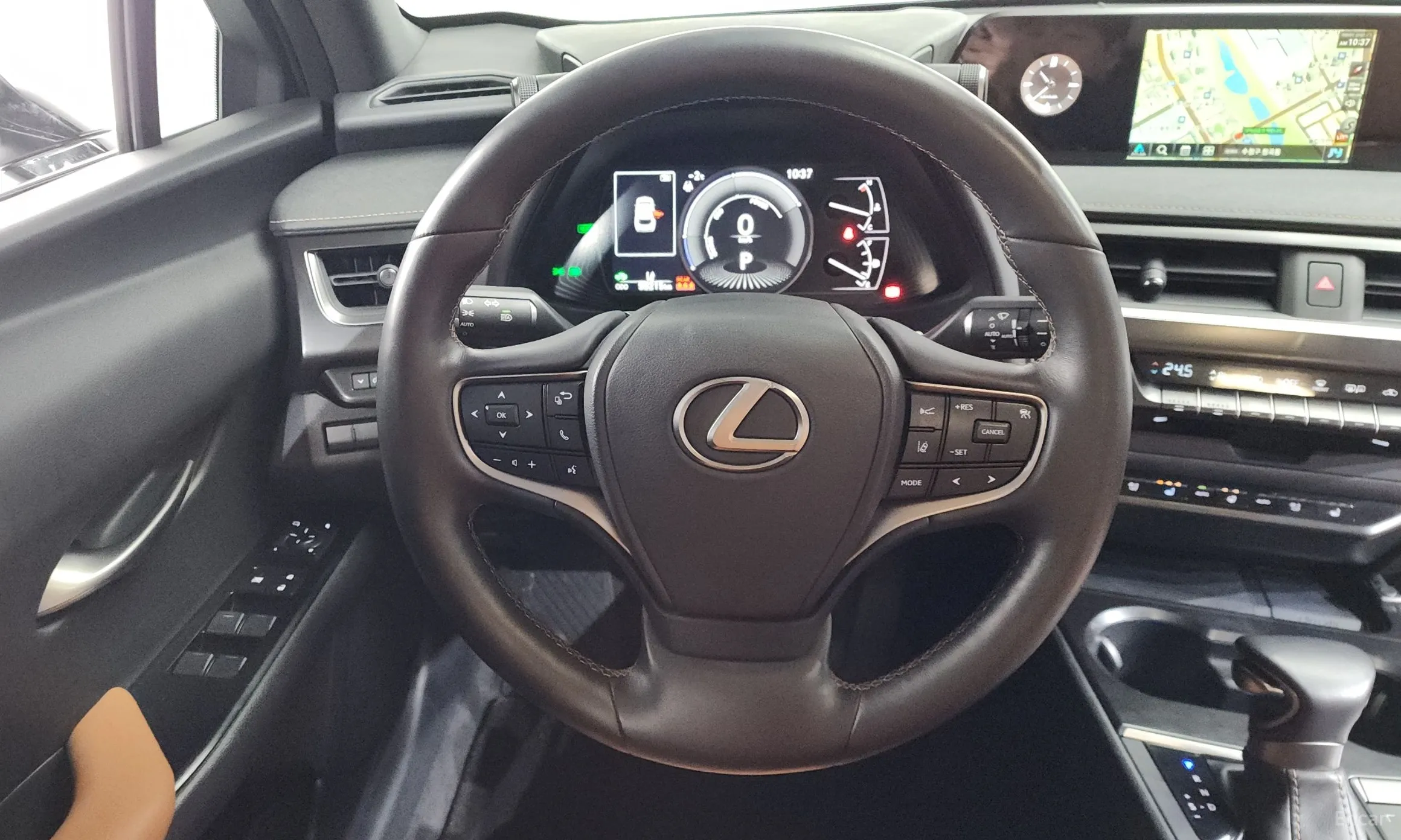 Lexus UX250h превью 13
