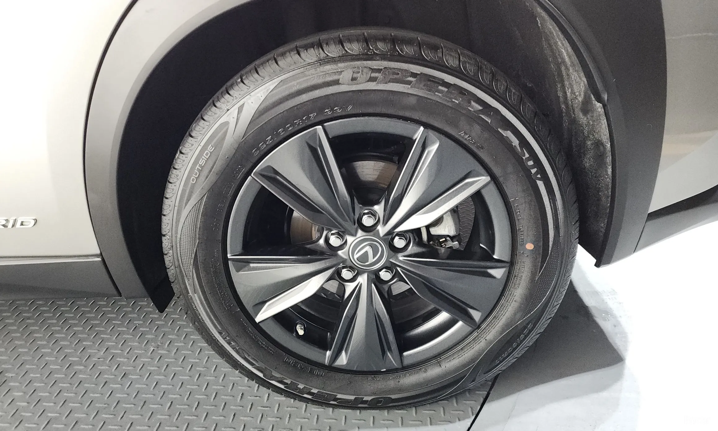 Lexus UX250h превью 5
