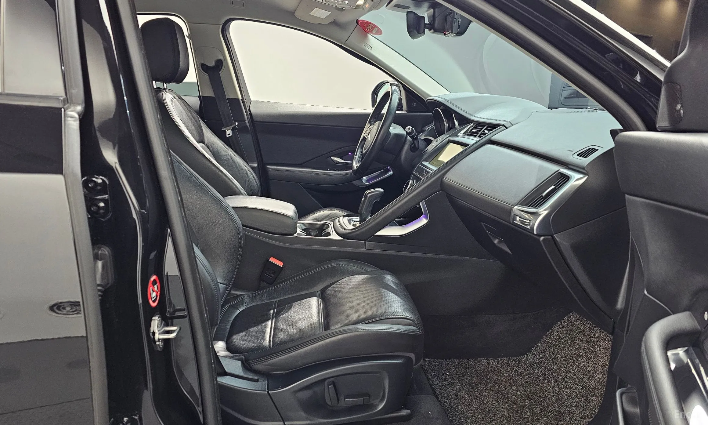 Jaguar E-PACE превью 10