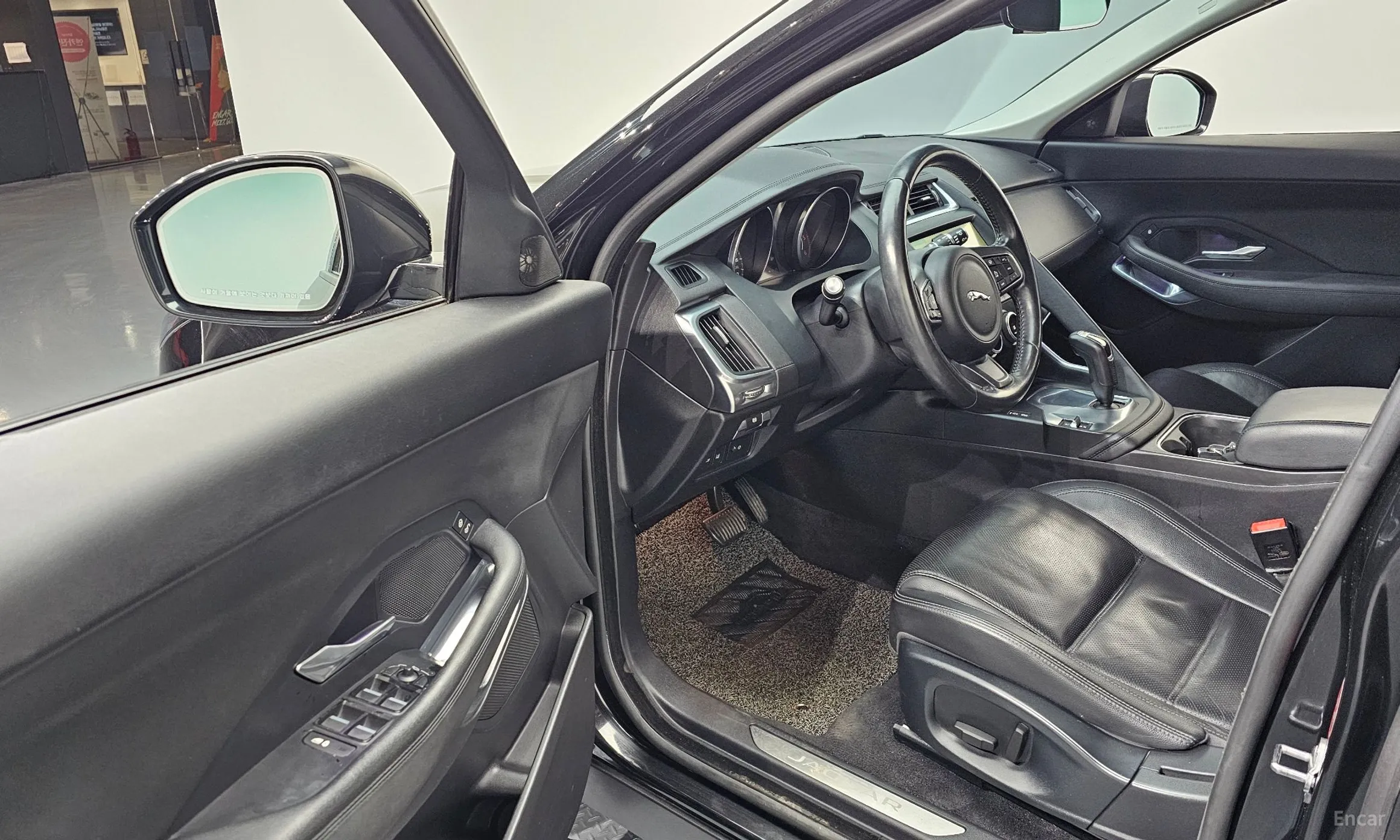 Jaguar E-PACE превью 11