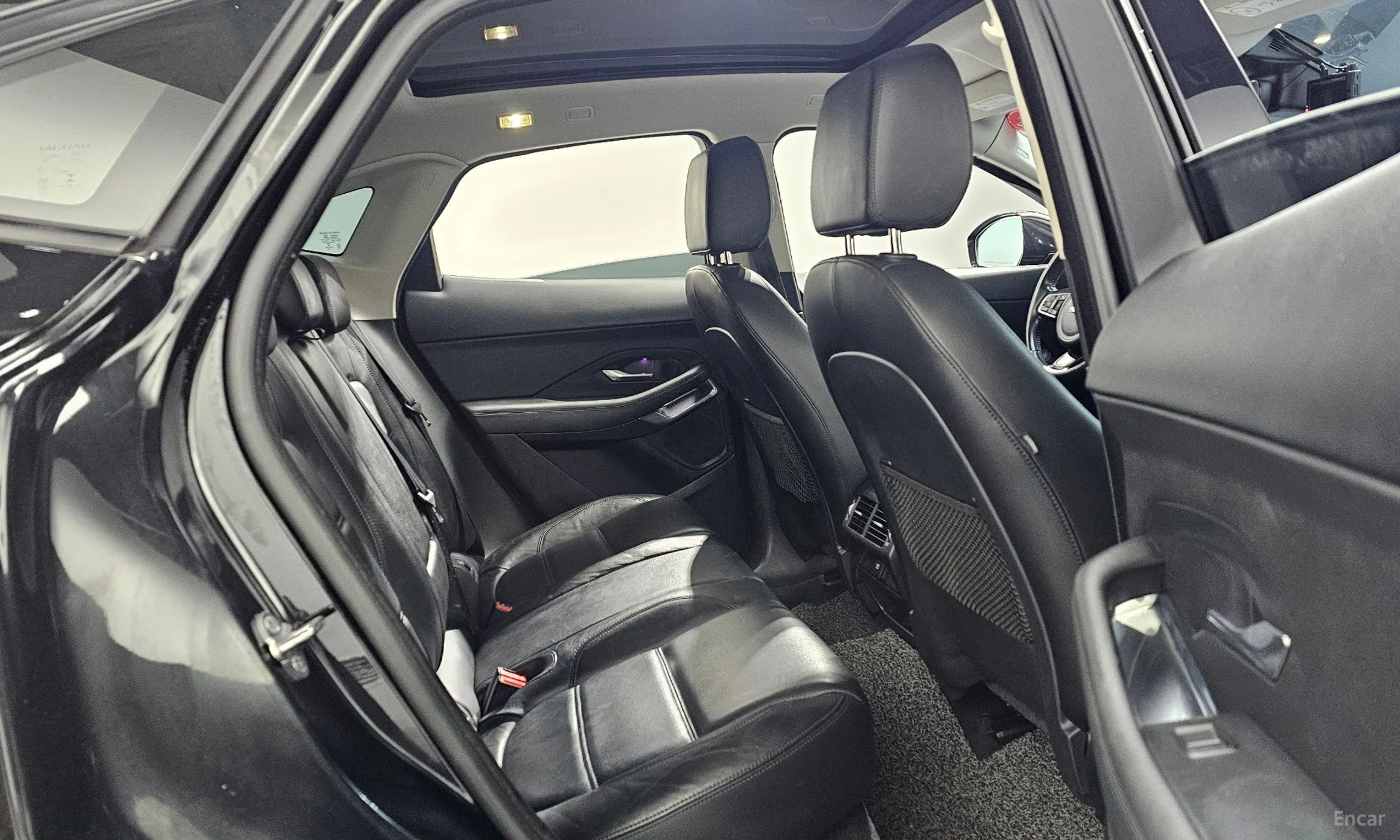 Jaguar E-PACE превью 13