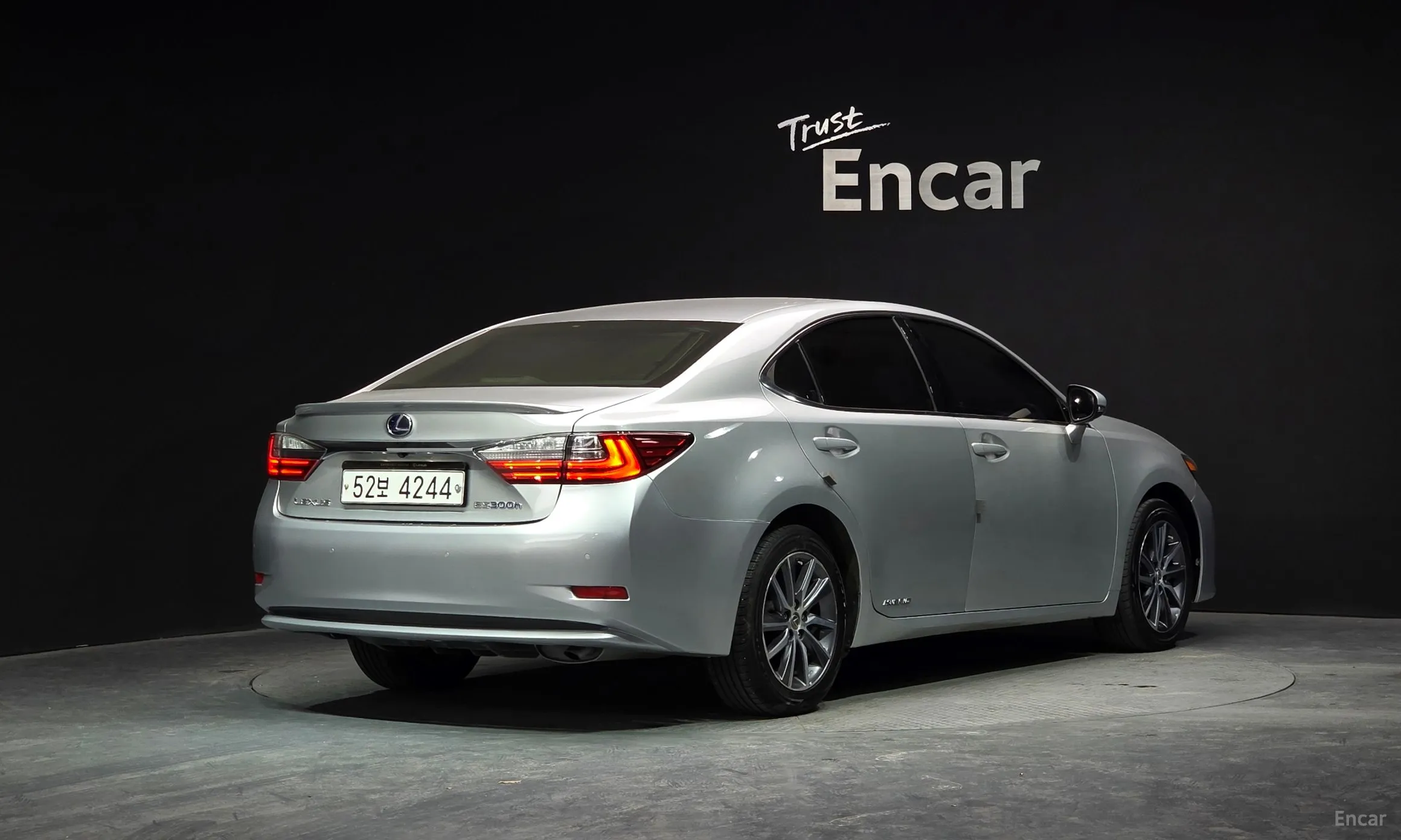 Lexus New ES300h