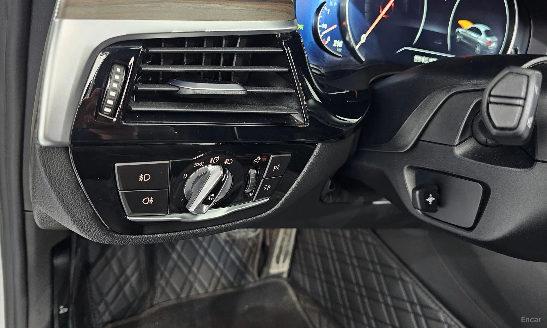 BMW 5 Series (G30) превью 16