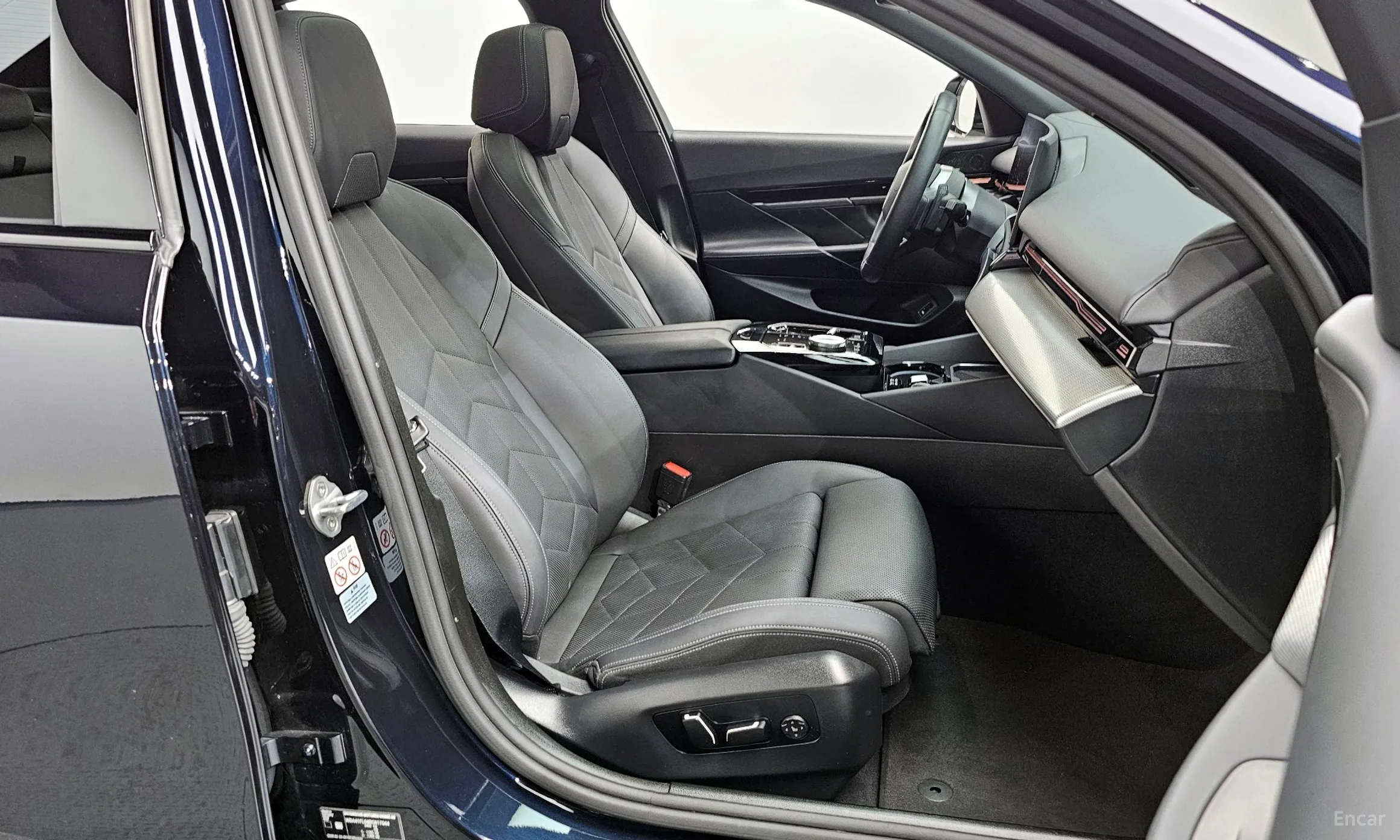 BMW 5 Series (G60) превью 10