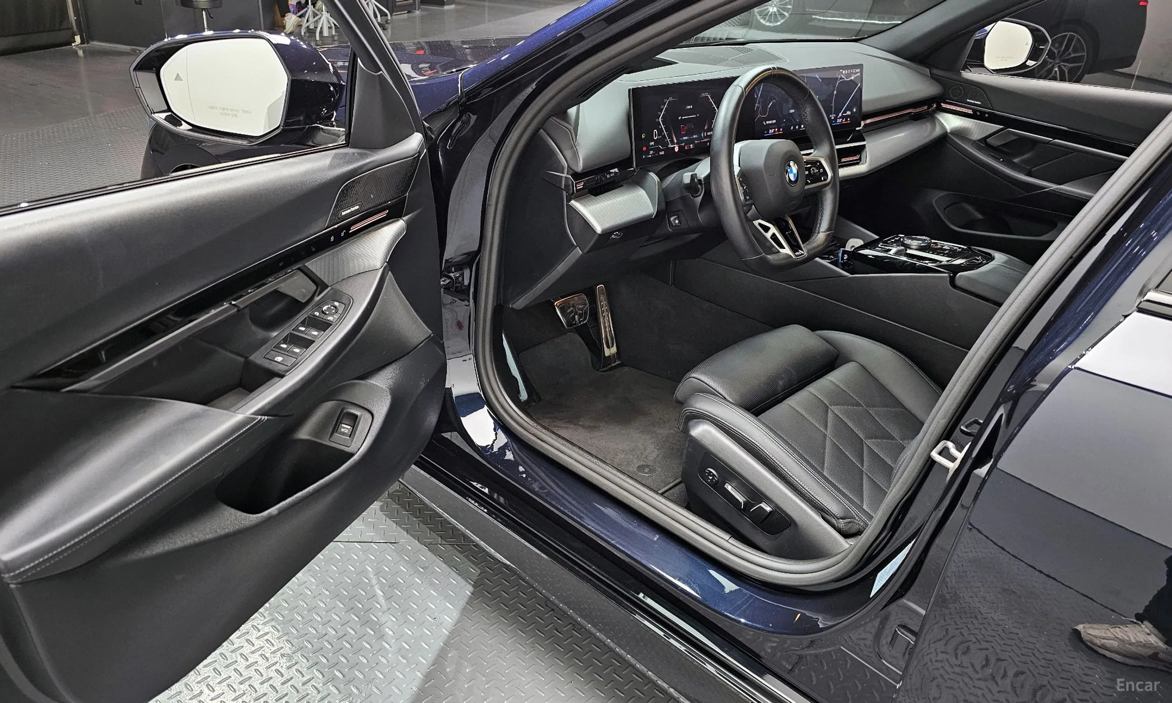 BMW 5 Series (G60) превью 11