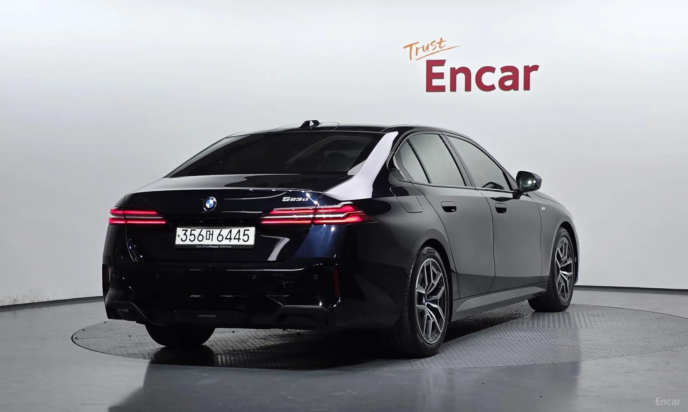 BMW 5 Series (G60) превью 2