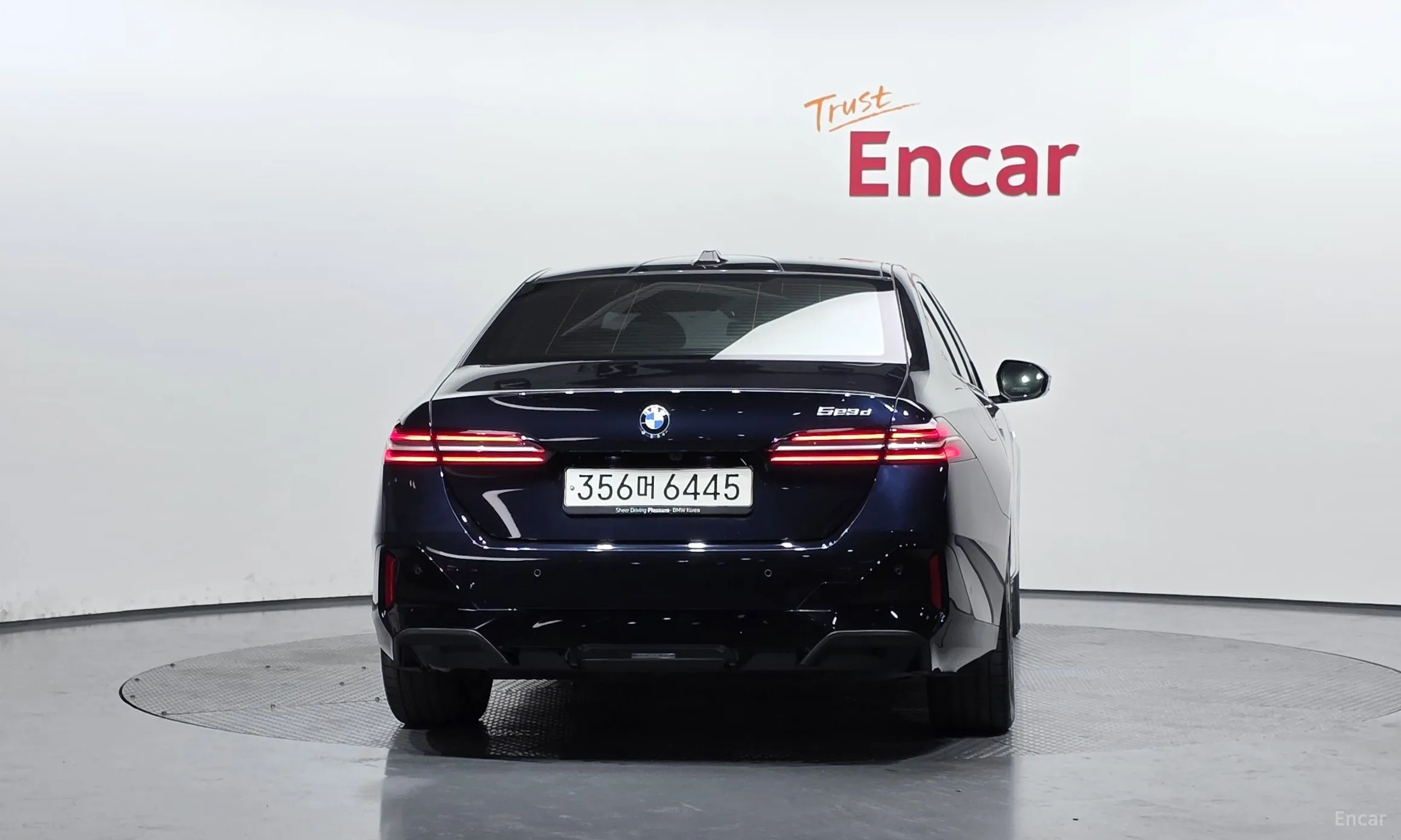 BMW 5 Series (G60) превью 4