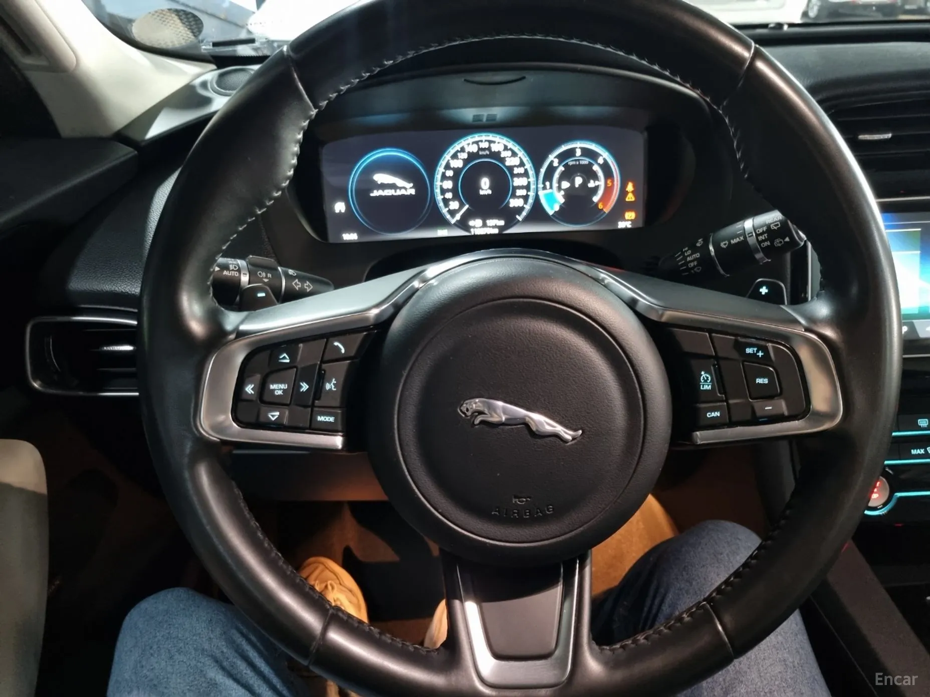 Jaguar F-PACE превью 11