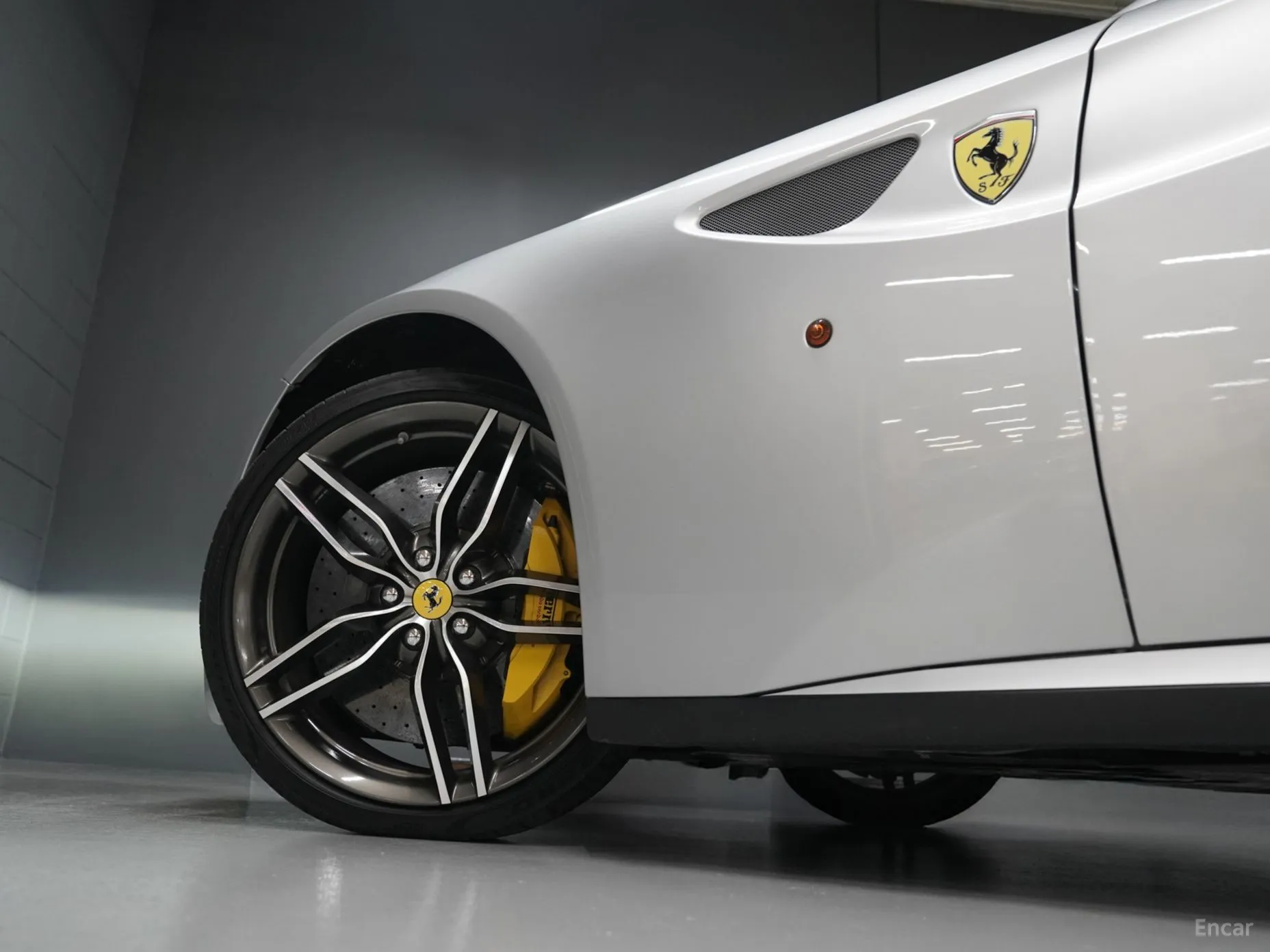 Ferrari FF превью 15