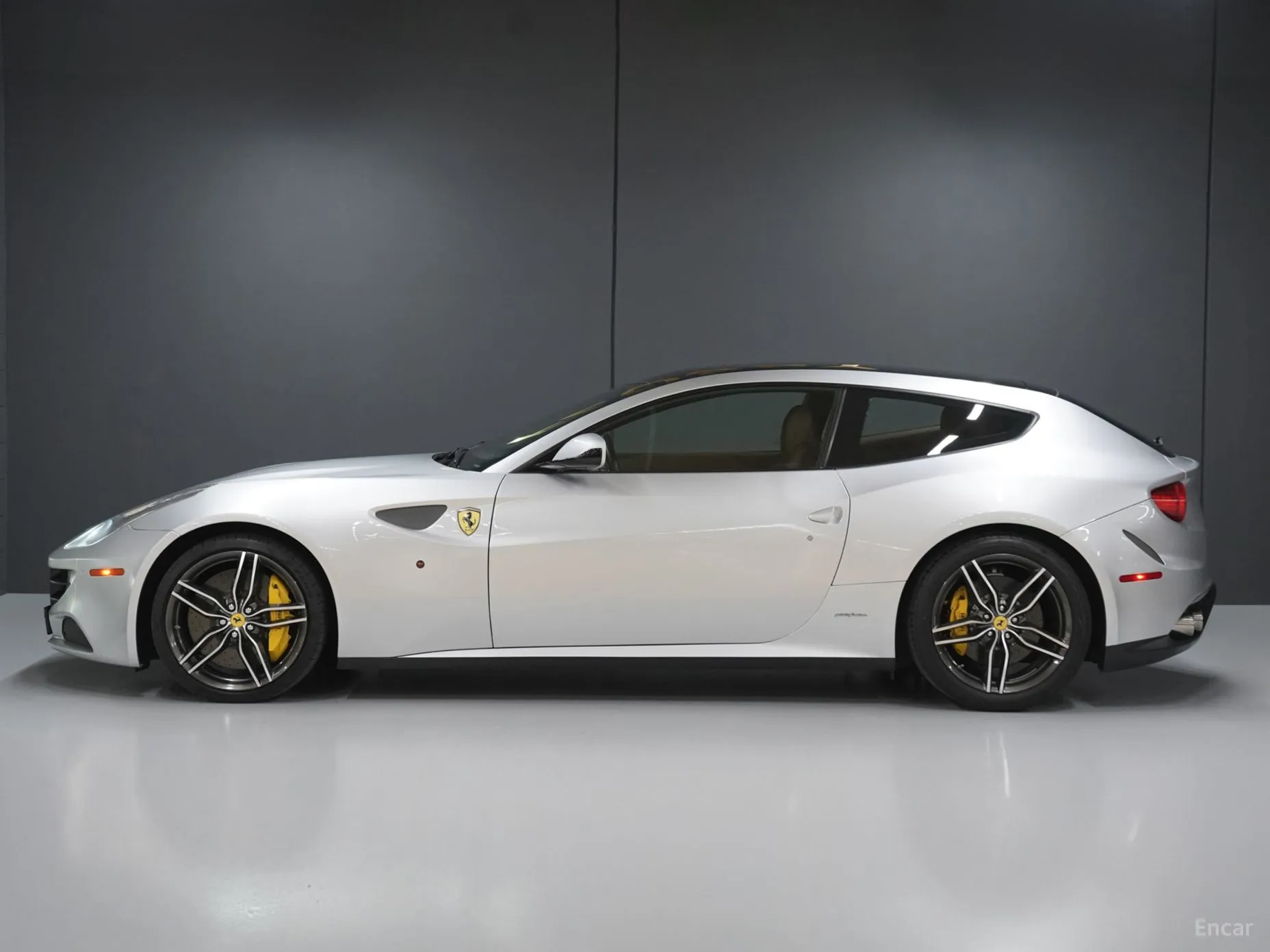 Ferrari FF превью 5