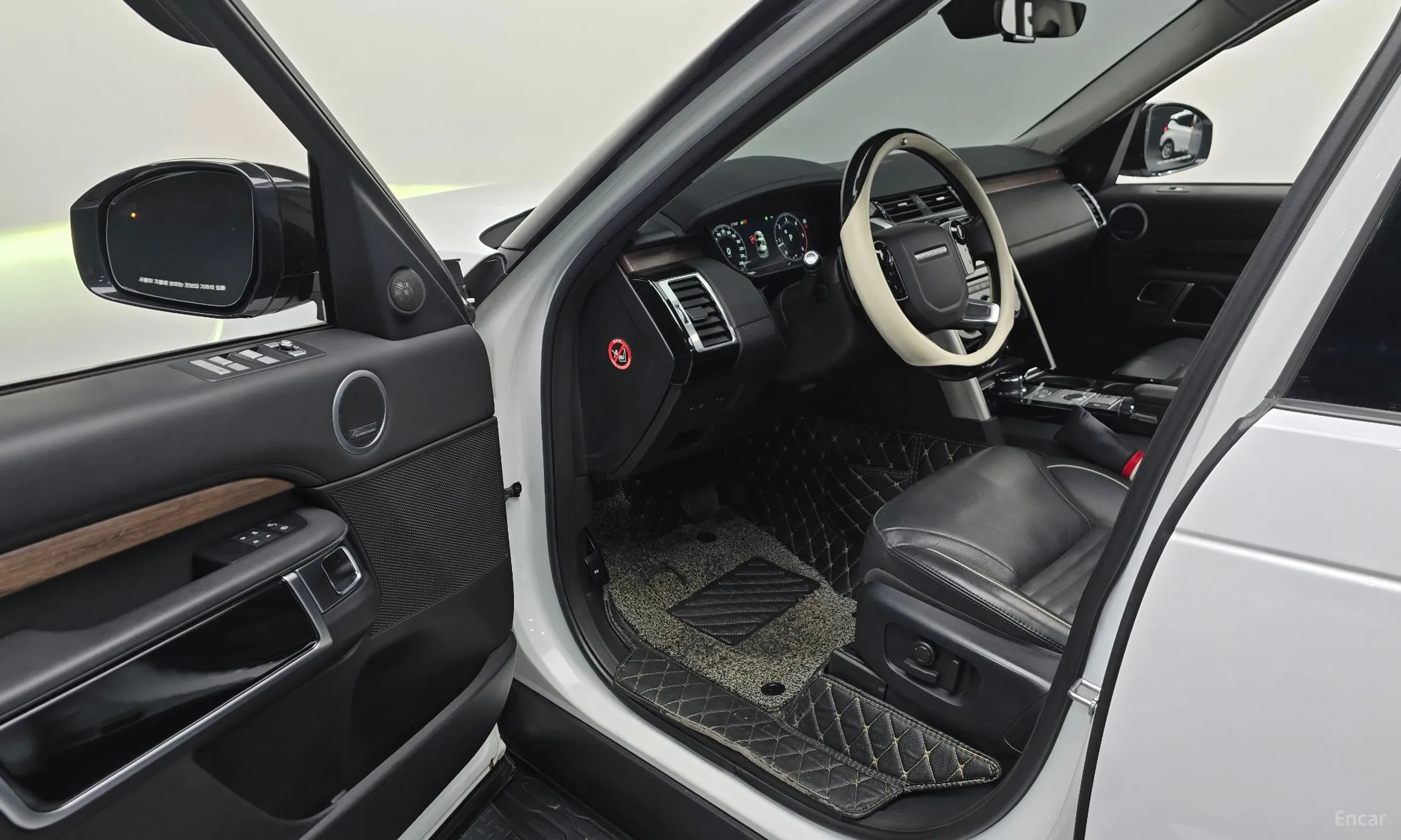 Land Rover Discovery 5 превью 11