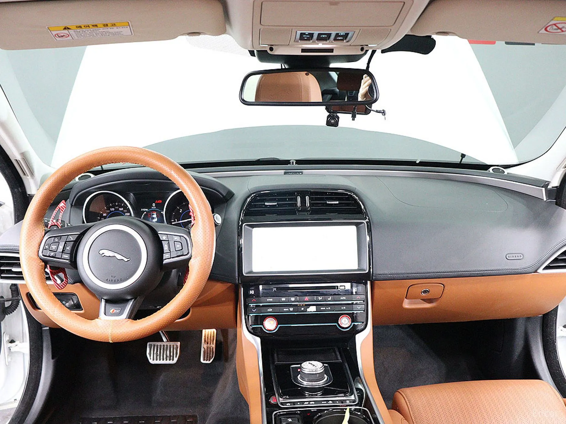 Jaguar XE превью 14
