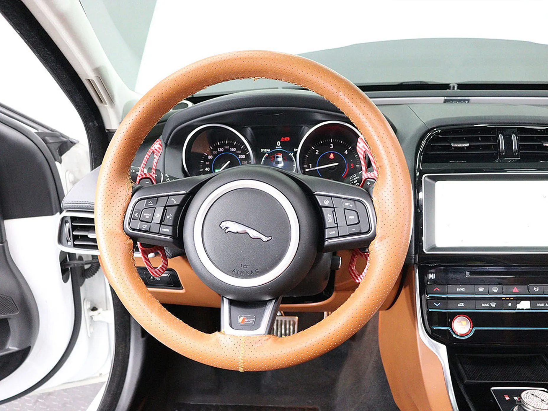 Jaguar XE превью 15