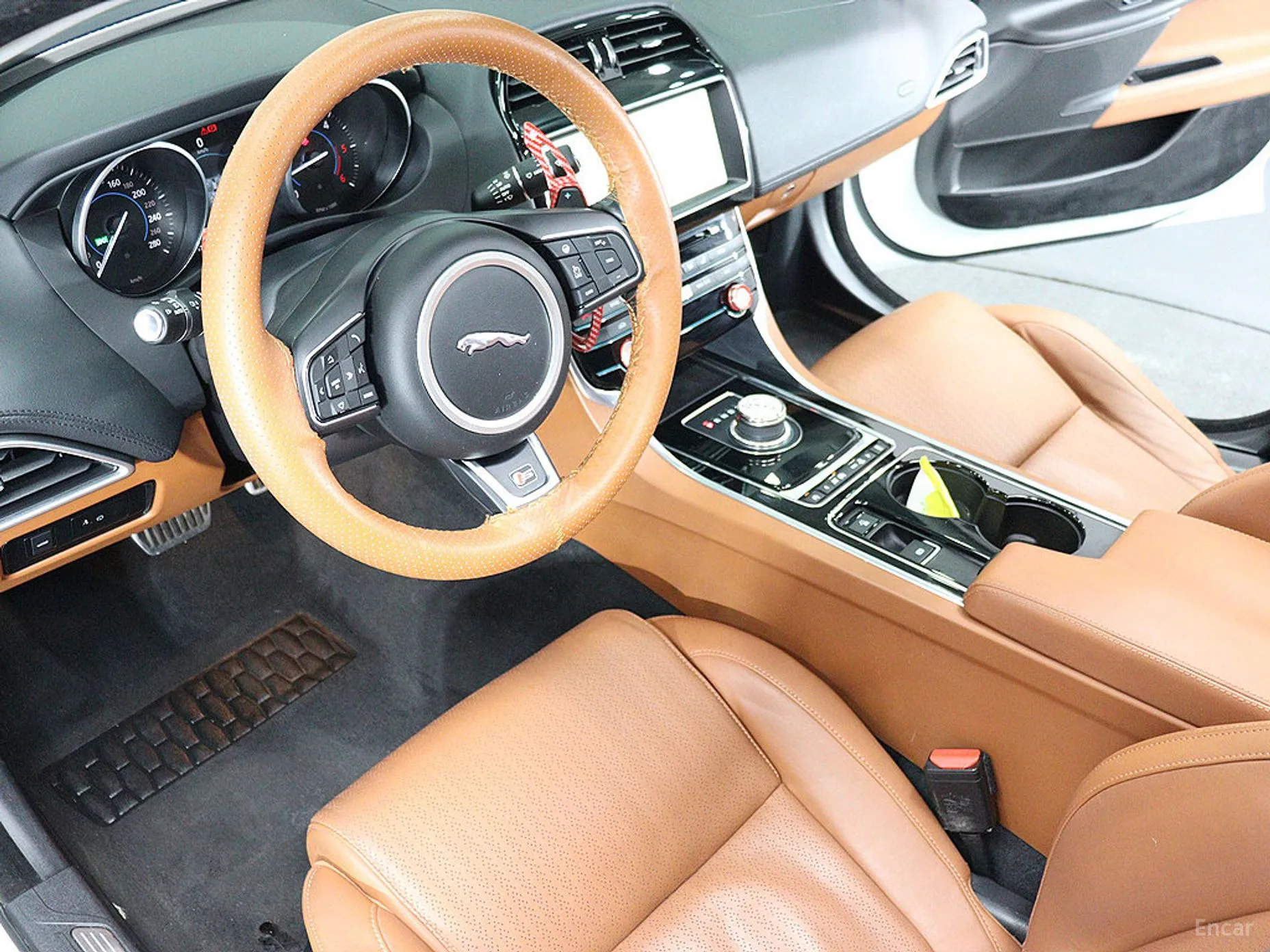 Jaguar XE превью 17