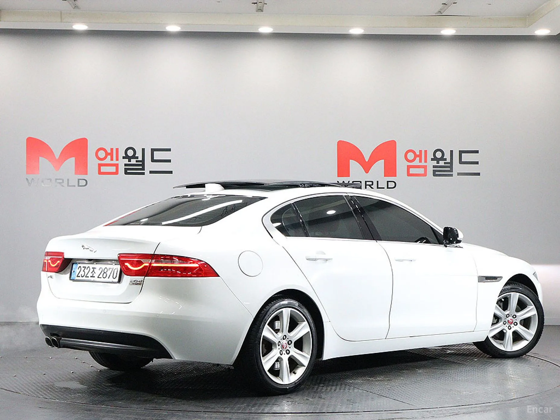 Jaguar XE превью 3