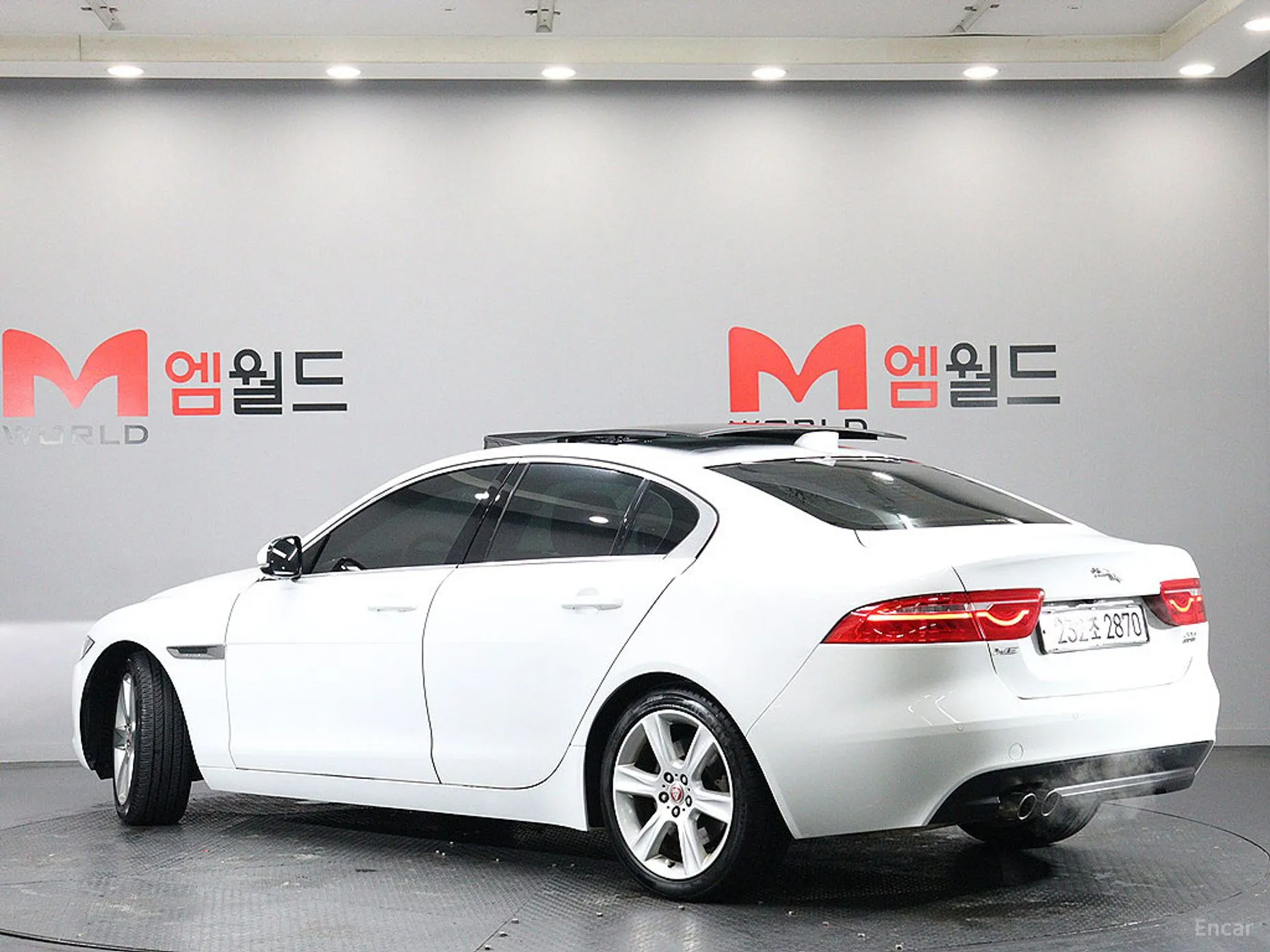 Jaguar XE превью 4