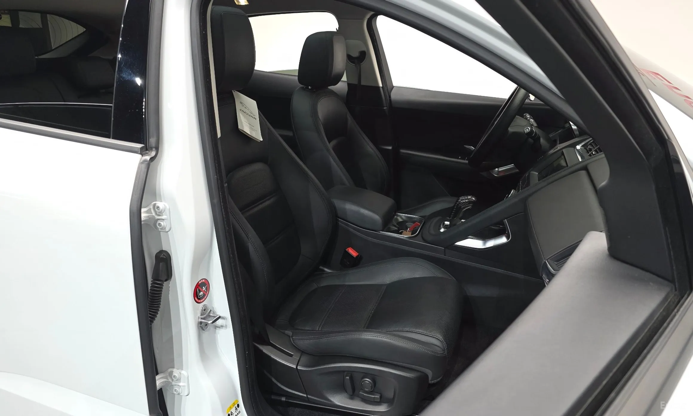 Jaguar E-PACE превью 10