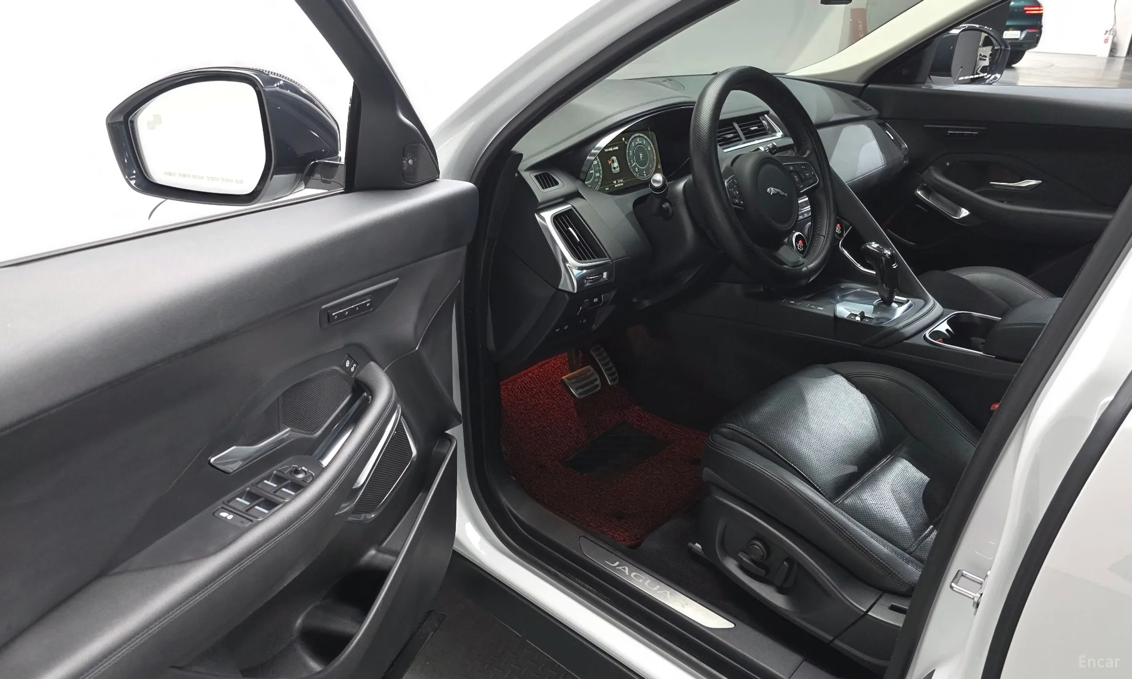 Jaguar E-PACE превью 11