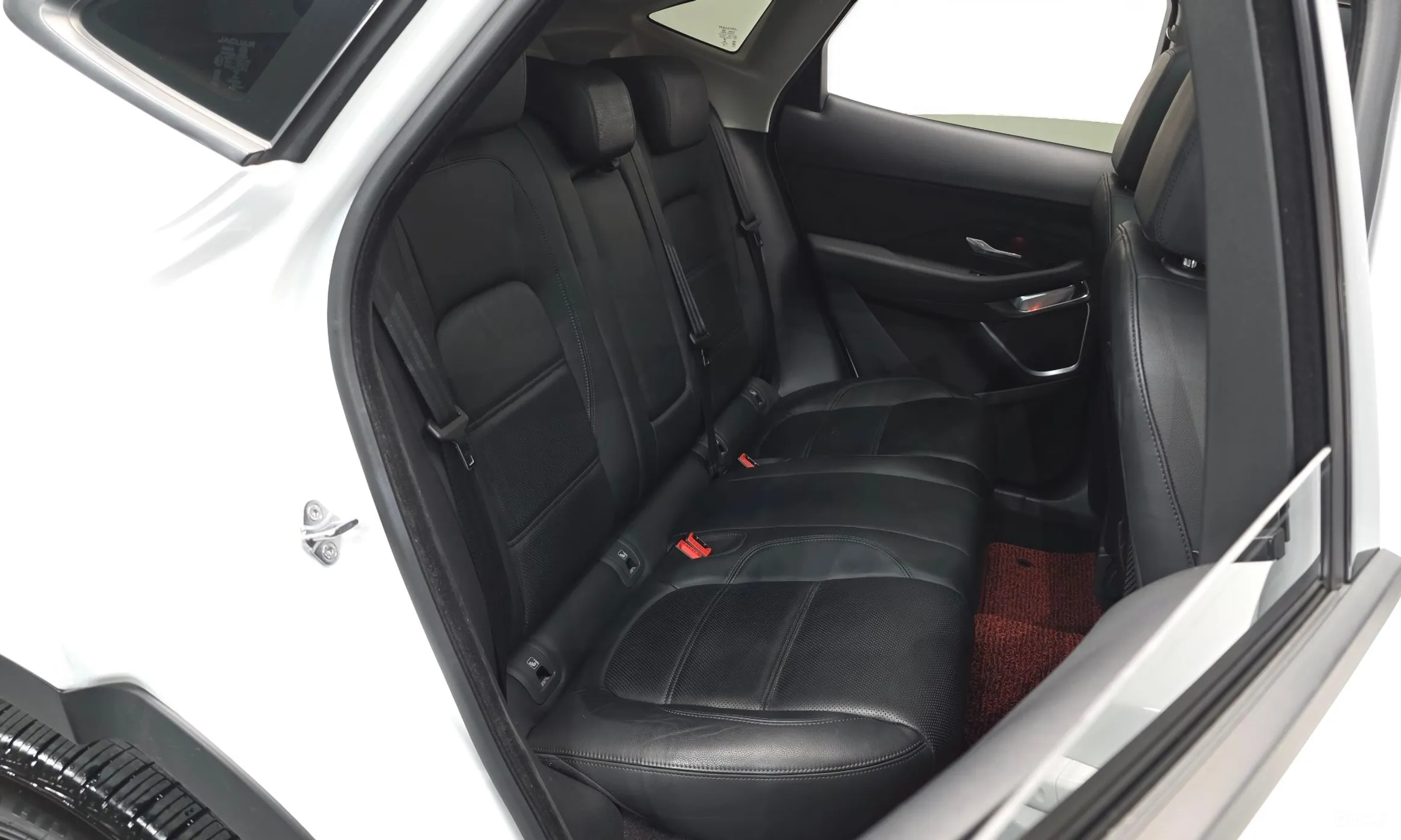 Jaguar E-PACE превью 12