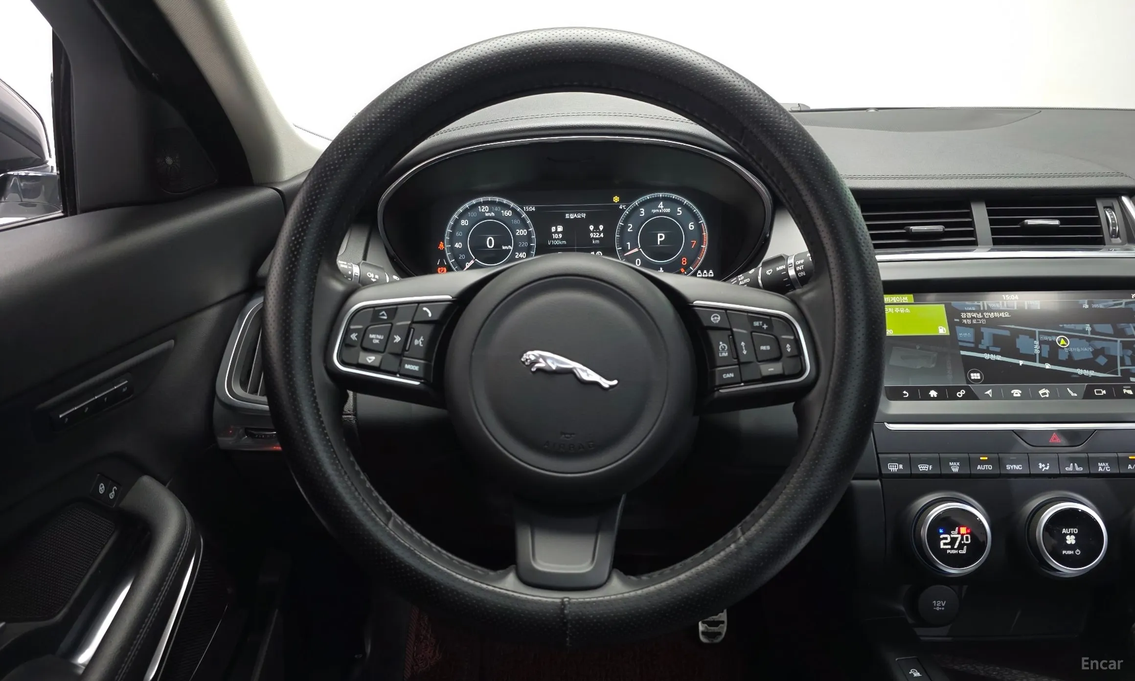 Jaguar E-PACE превью 13