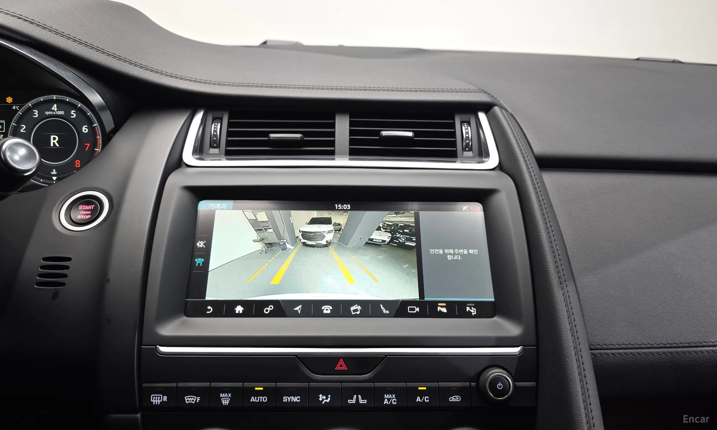 Jaguar E-PACE превью 15