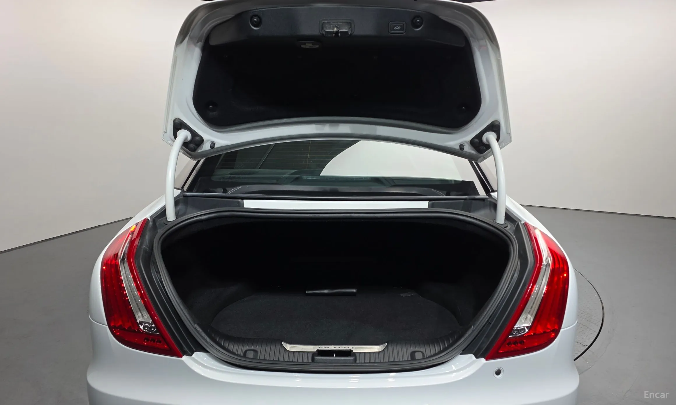 Jaguar All New XJ превью 20
