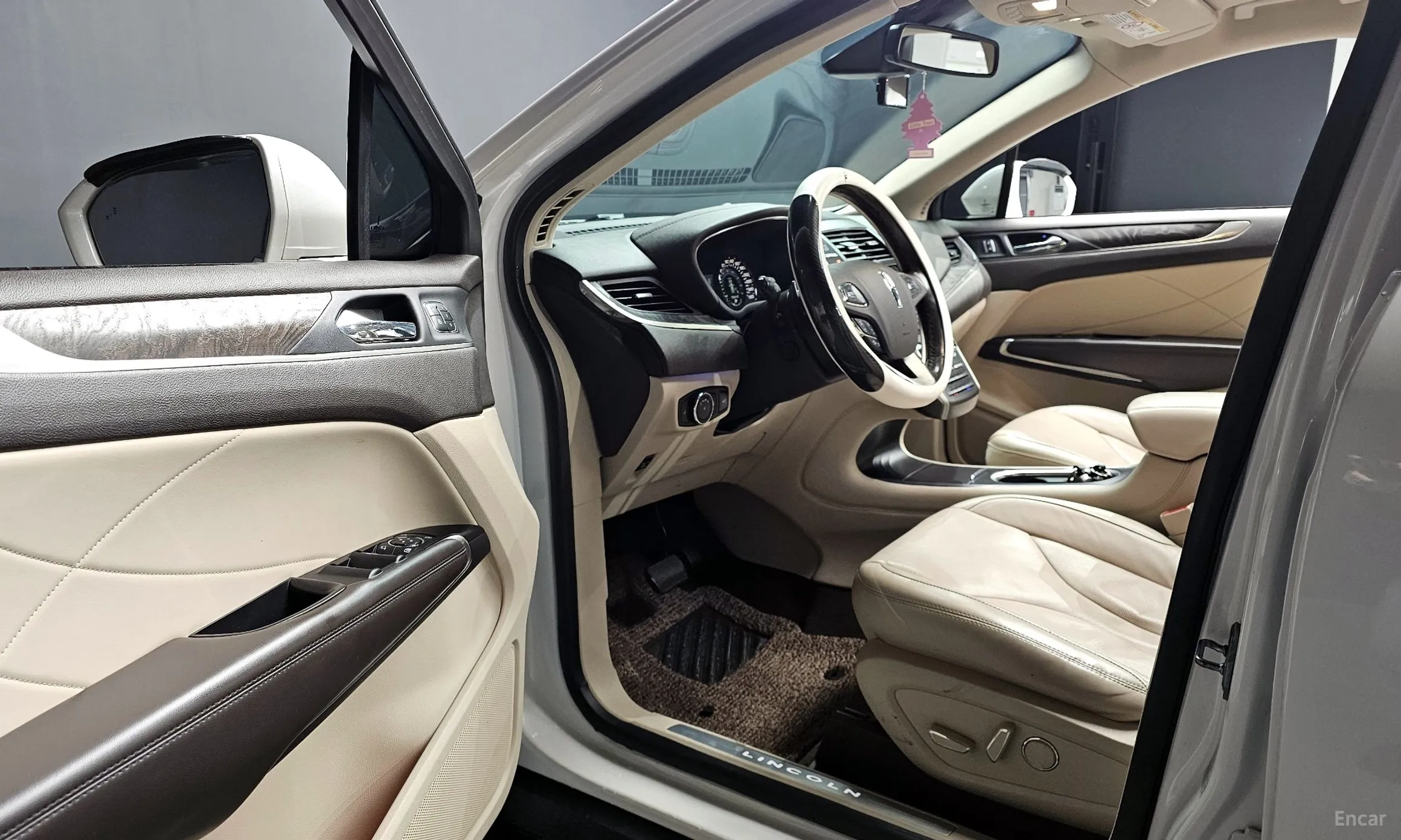 Lincoln MKC превью 12