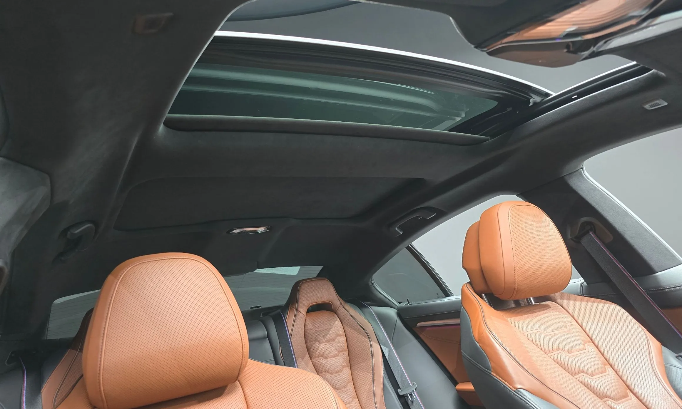 BMW 8-series (G15) превью 19