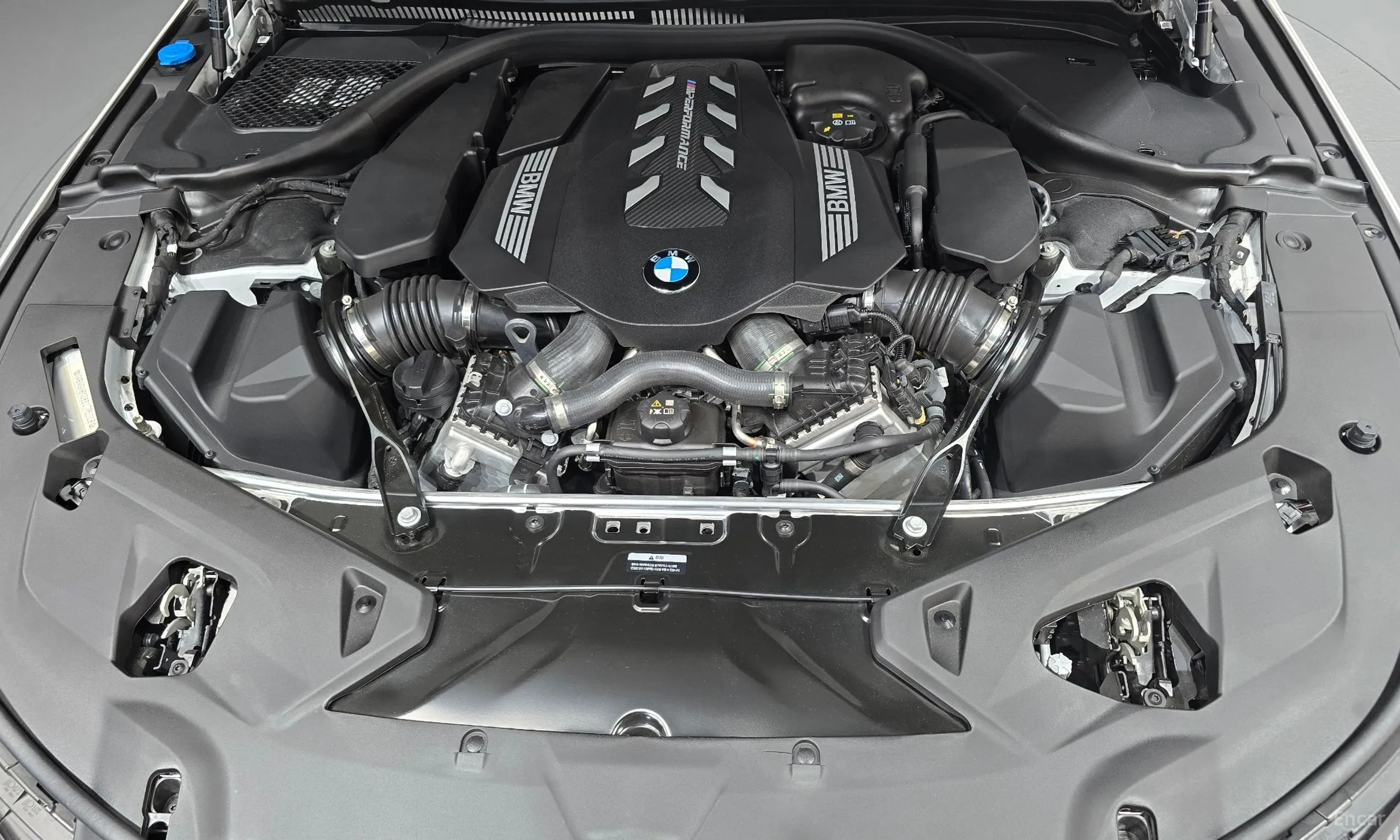 BMW 8-series (G15) превью 6